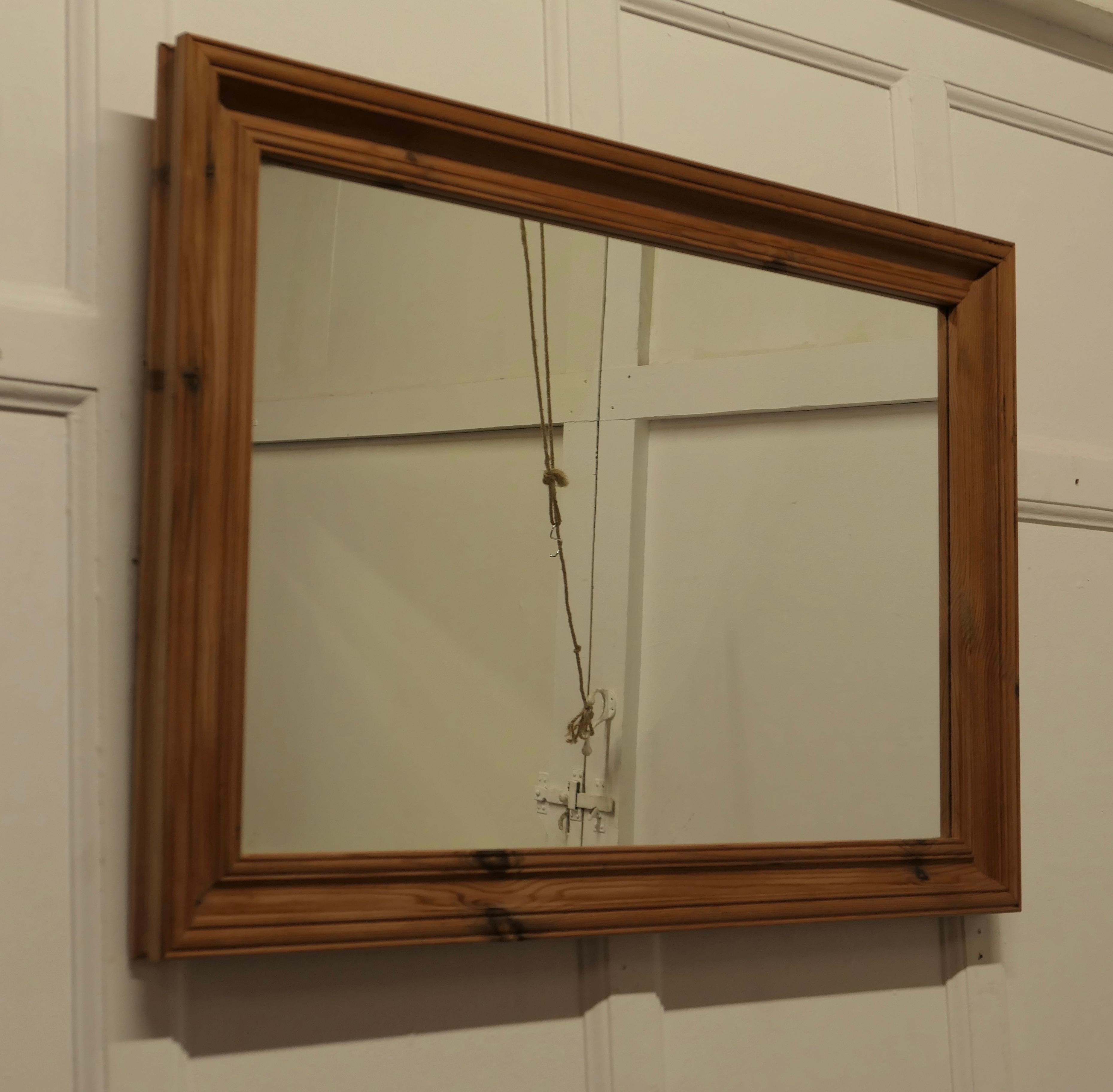 Miroir mural en pin avec un large cadre moulé

Le miroir a un cadre en pin de 5