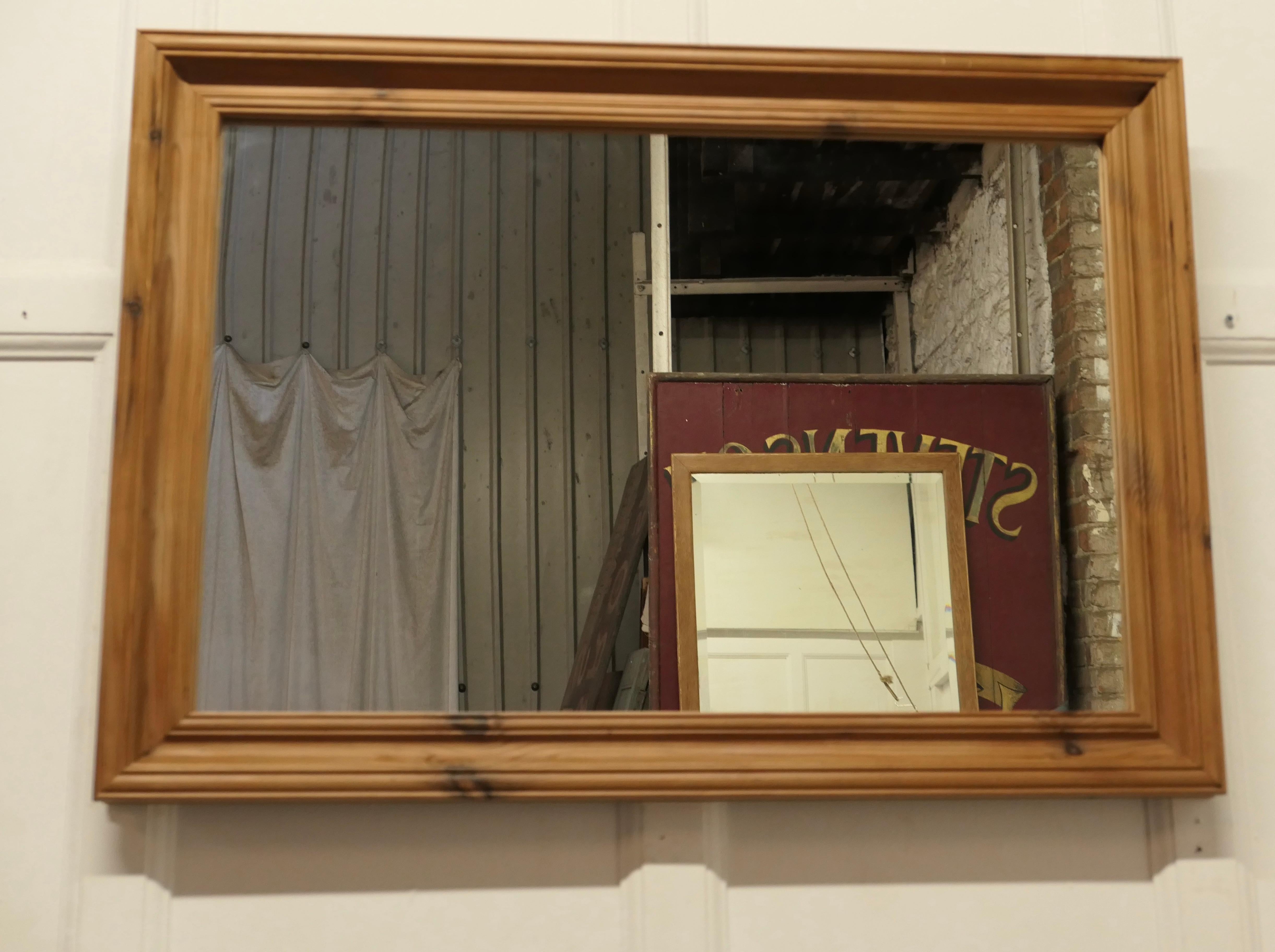 Mid-Century Modern Miroir mural en pin avec un large cadre moulé en vente