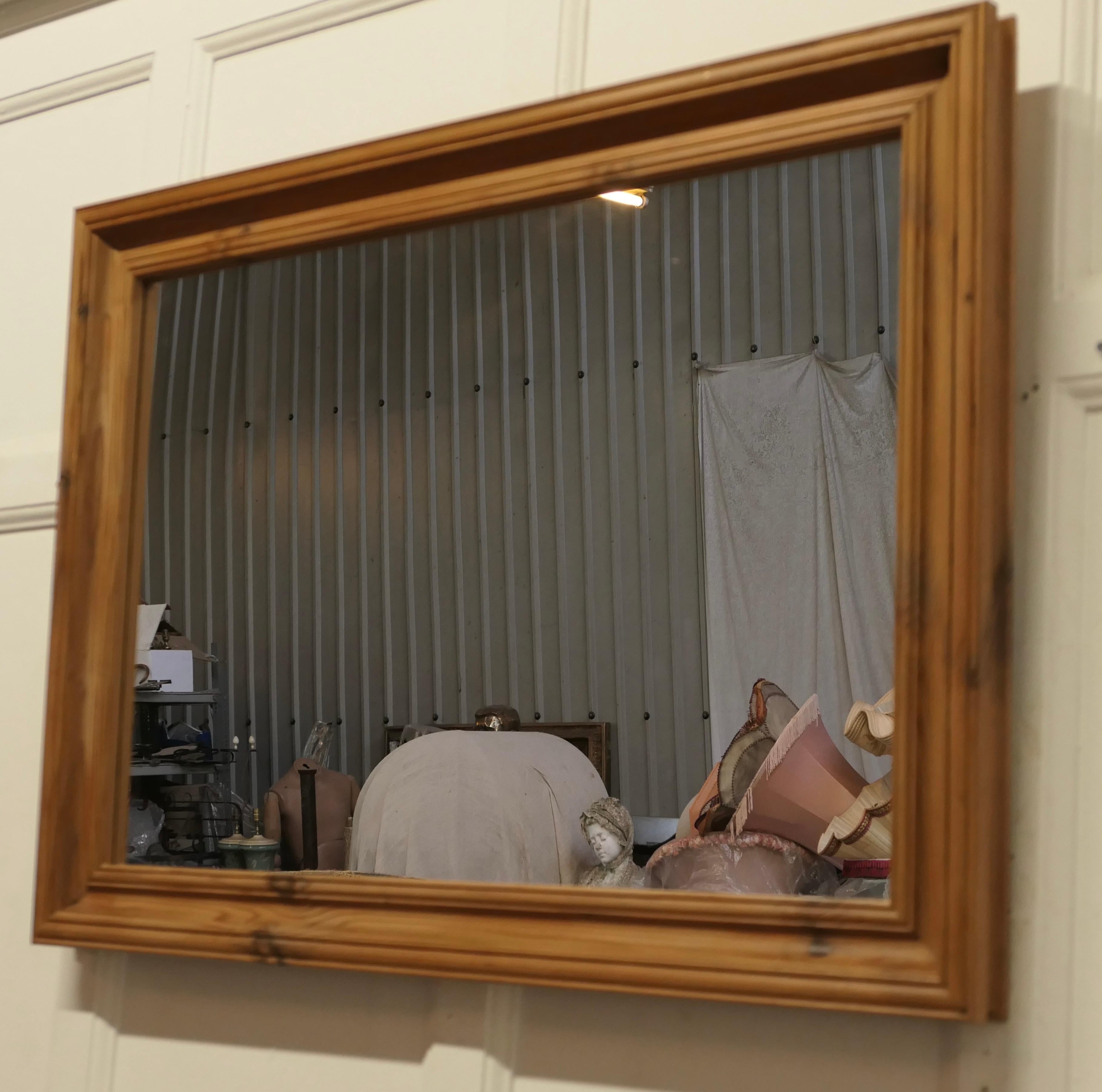 Miroir mural en pin avec un large cadre moulé Bon état - En vente à Godshill, Isle of Wight