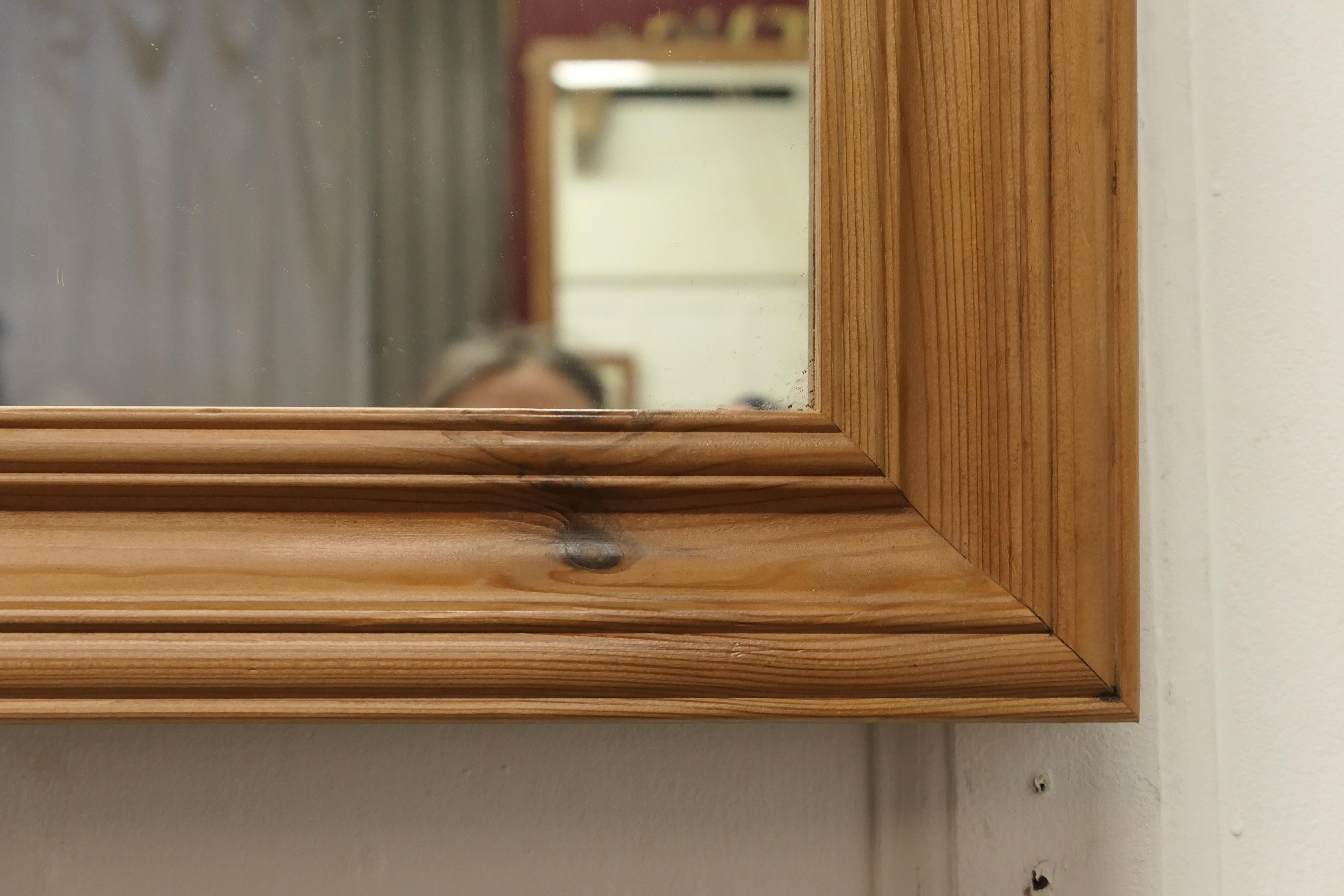 Fin du 20e siècle Miroir mural en pin avec un large cadre moulé en vente