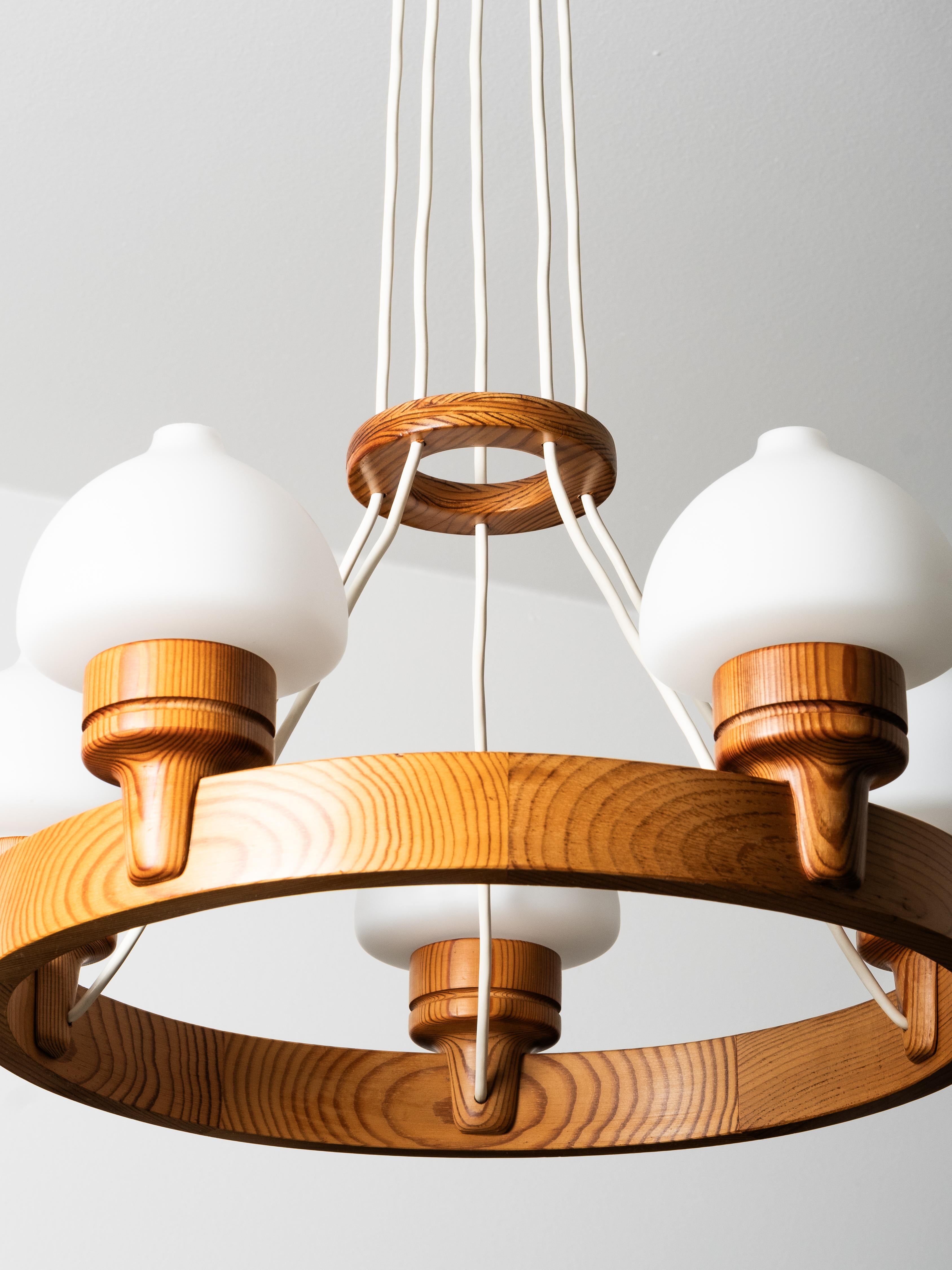 Scandinave moderne Lustre en bois de pin par Uno Dahlen pour Aneta, Suède, 1970 en vente