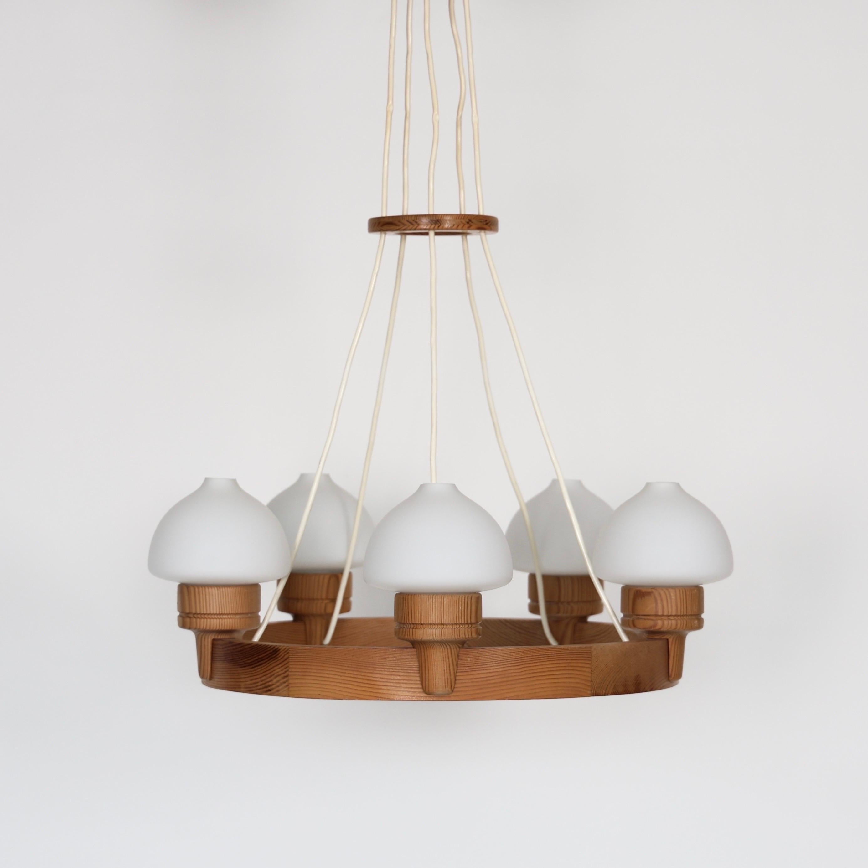 Suédois Lustre en bois de pin par Uno Dahlen pour Aneta, Suède, 1970 en vente