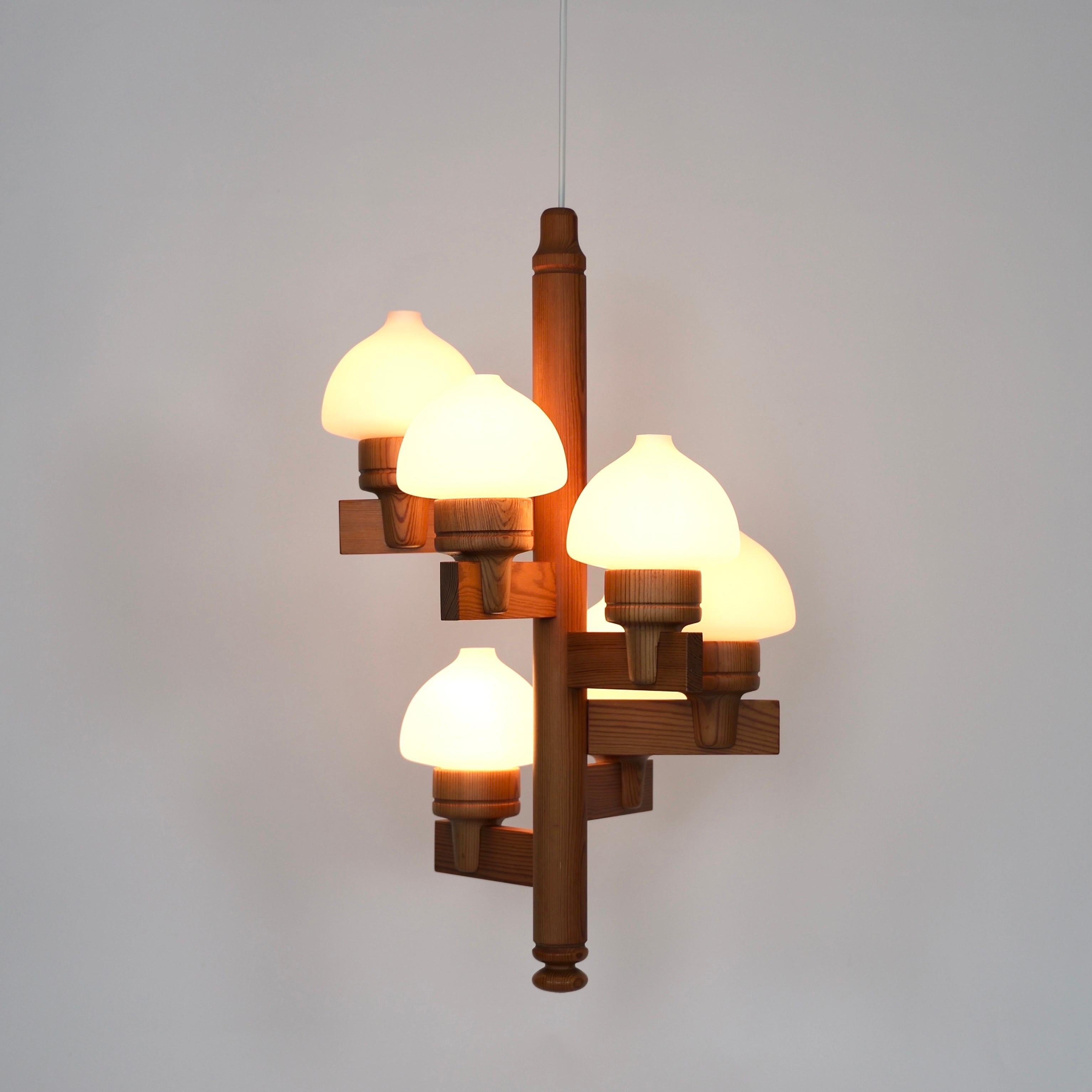 Suédois Lustre en bois de pin par Uno Dahlen pour Aneta, Suède, 1970 en vente