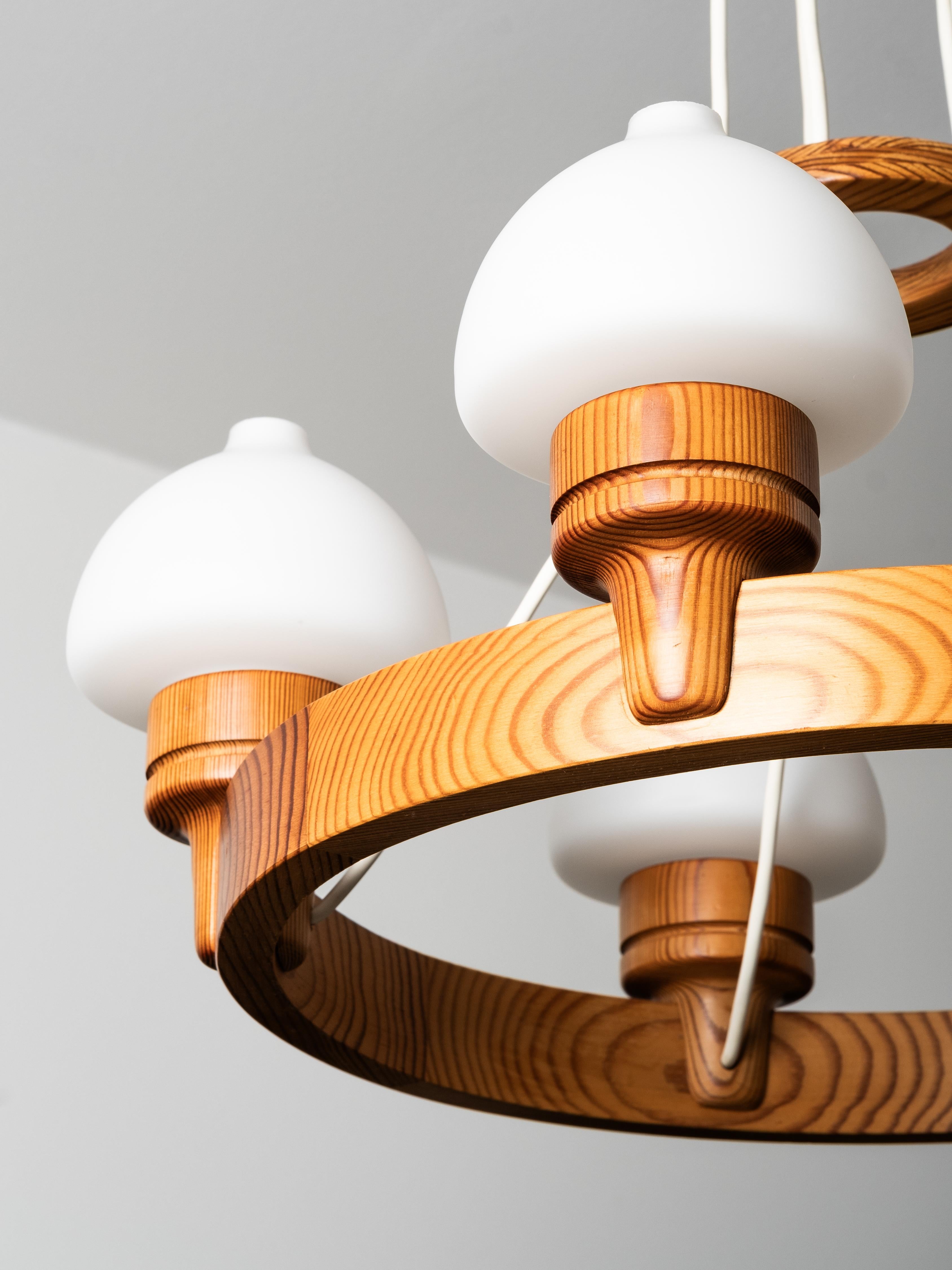 Suédois Lustre en bois de pin par Uno Dahlen pour Aneta, Suède, 1970 en vente