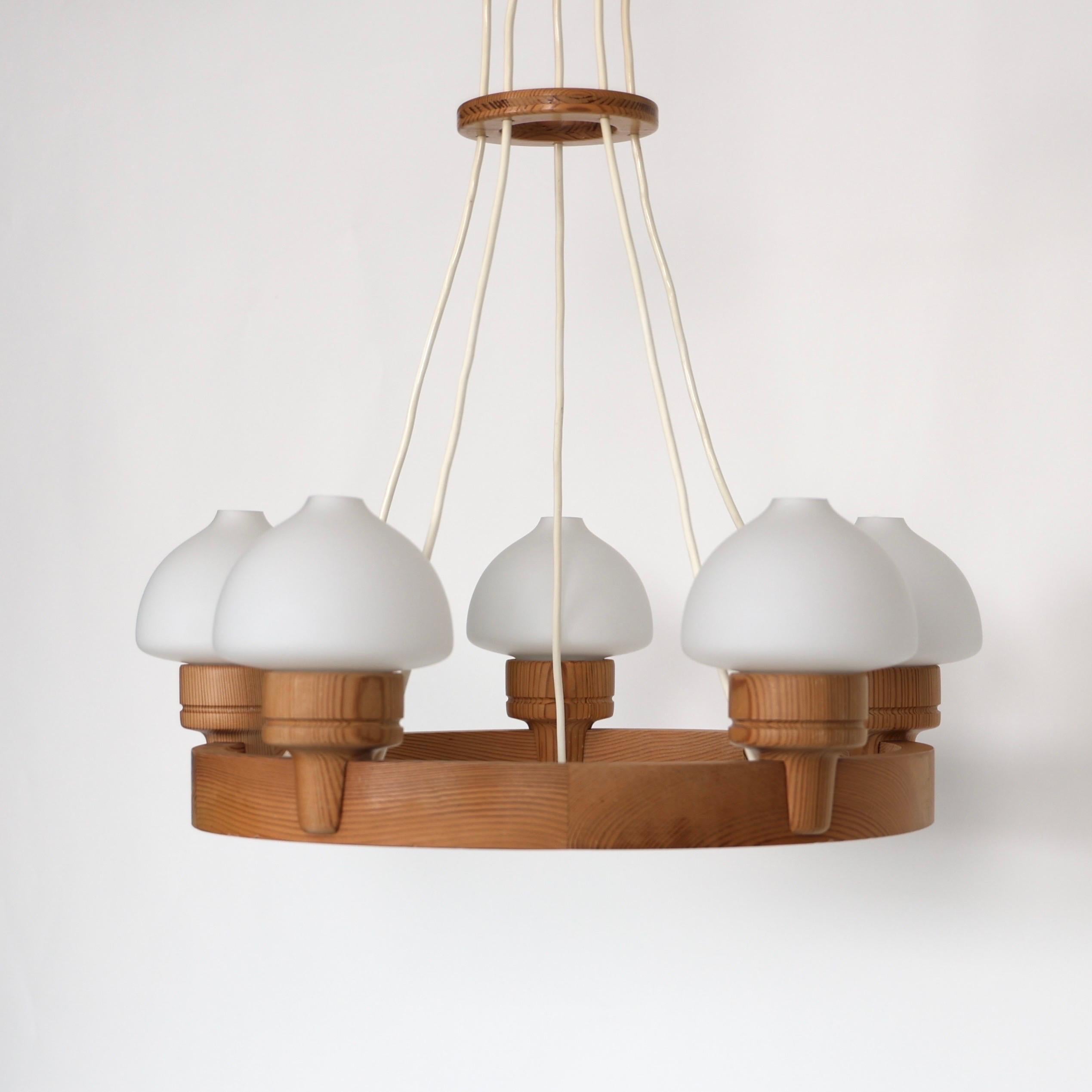 Lustre en bois de pin par Uno Dahlen pour Aneta, Suède, 1970 Bon état - En vente à Værløse, DK