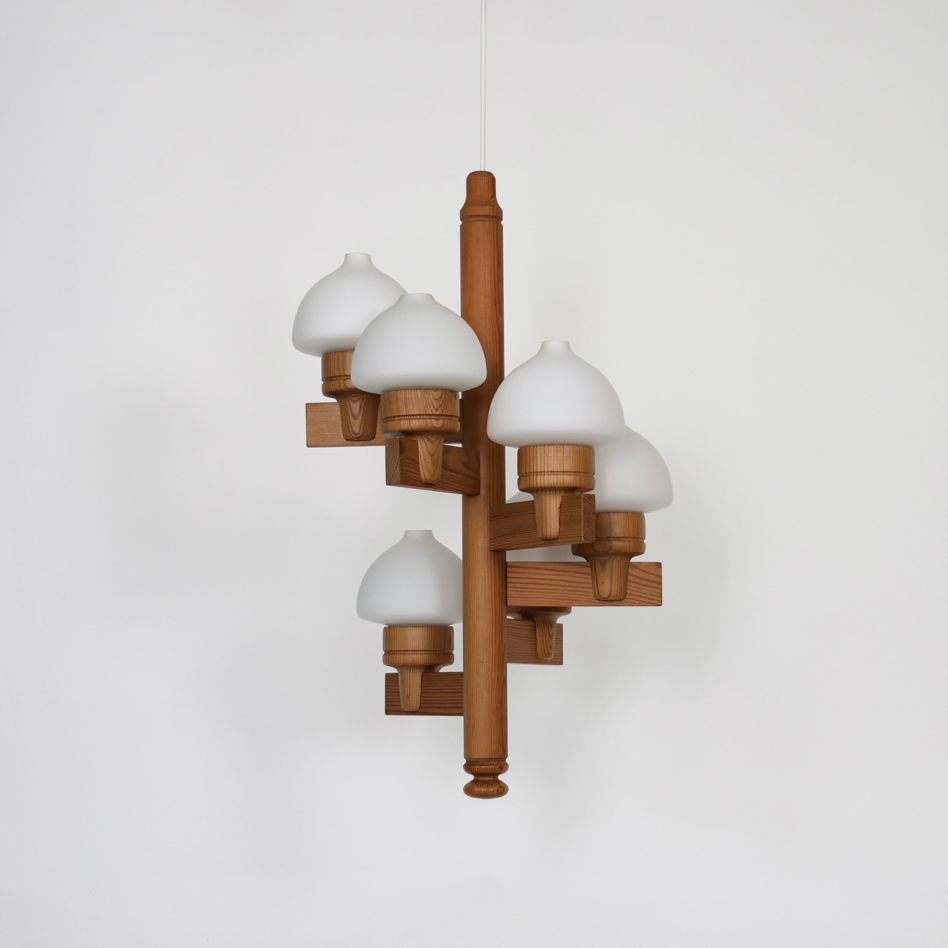 Fin du 20e siècle Lustre en bois de pin par Uno Dahlen pour Aneta, Suède, 1970 en vente