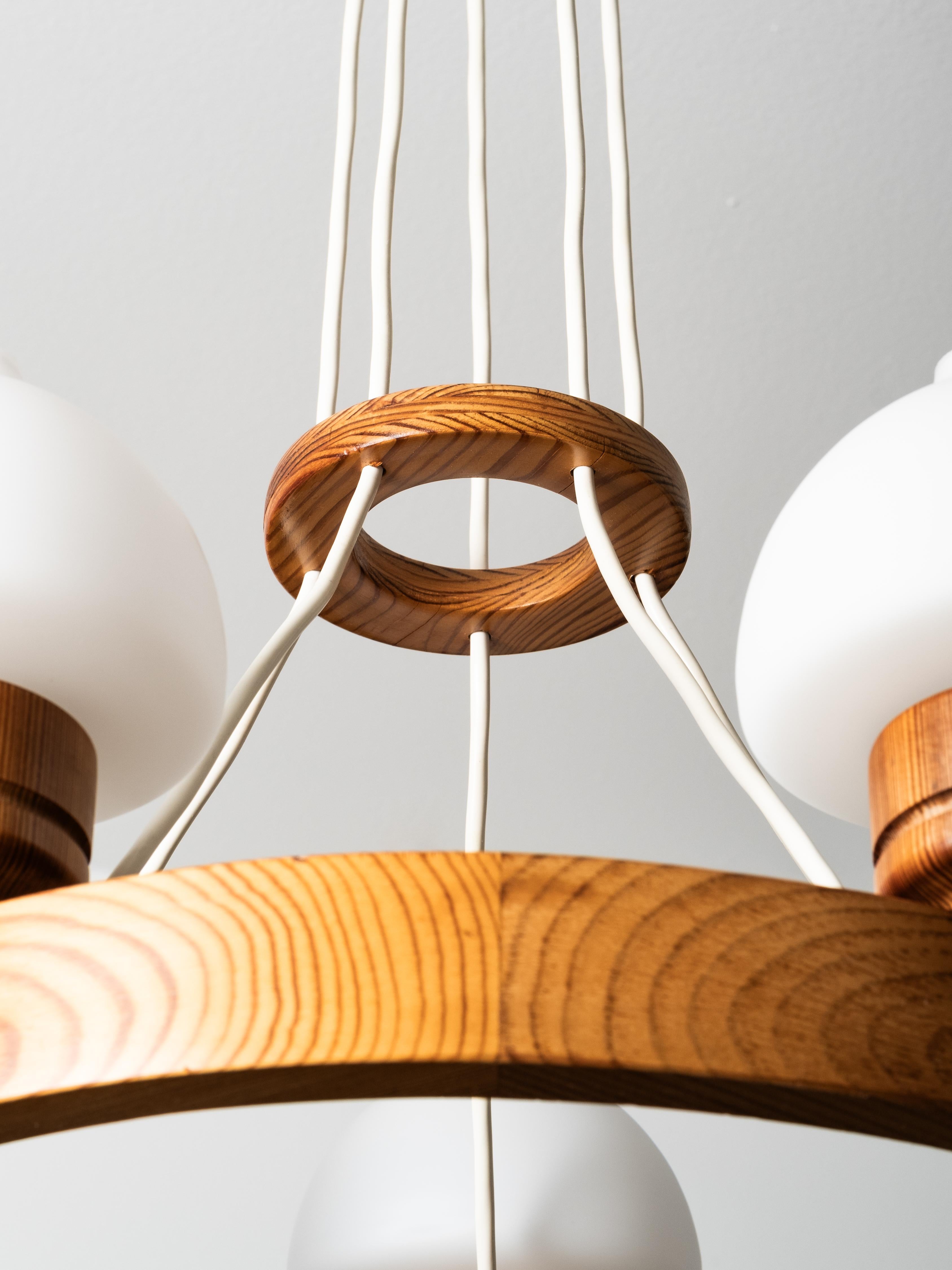 Fin du 20e siècle Lustre en bois de pin par Uno Dahlen pour Aneta, Suède, 1970 en vente