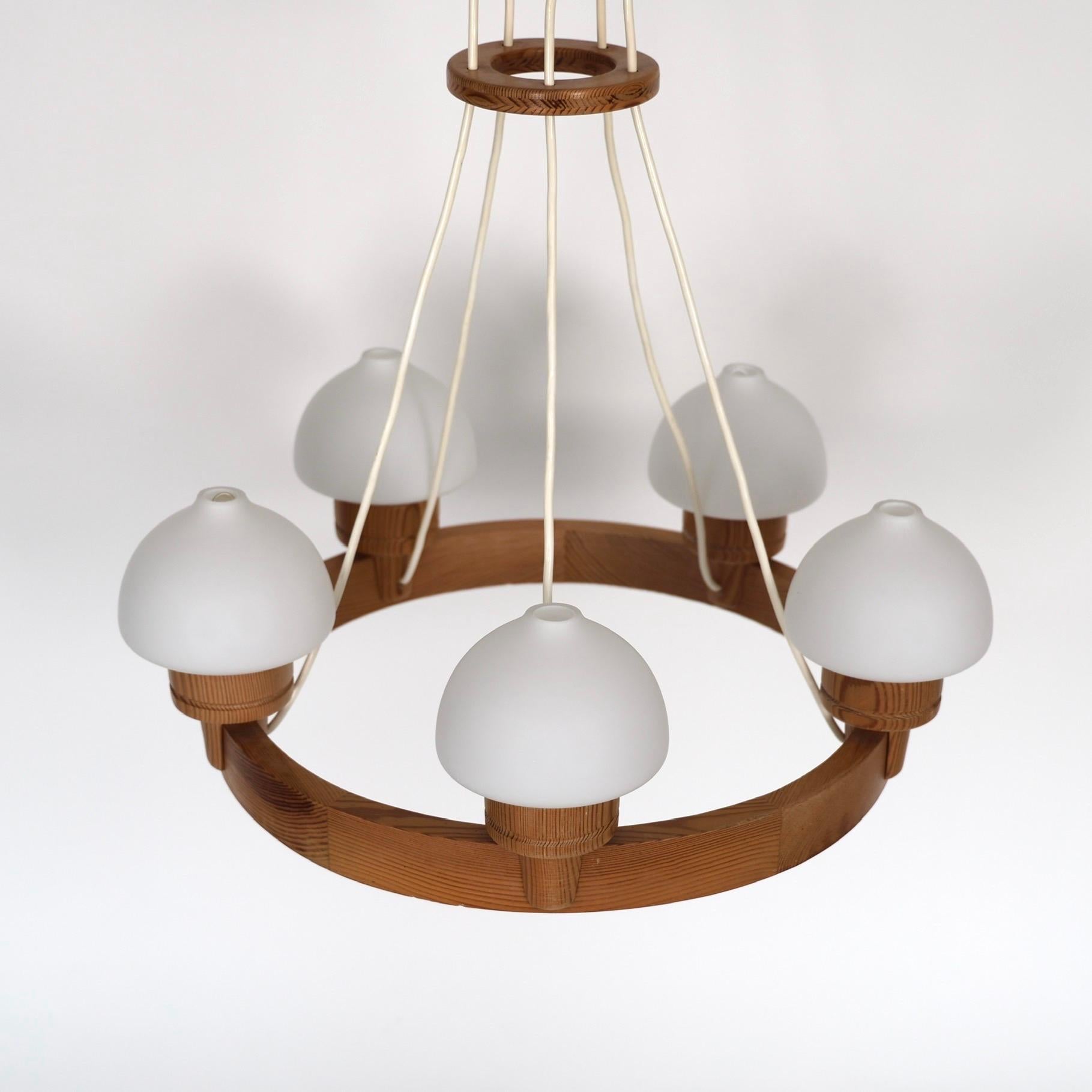 Verre Lustre en bois de pin par Uno Dahlen pour Aneta, Suède, 1970 en vente
