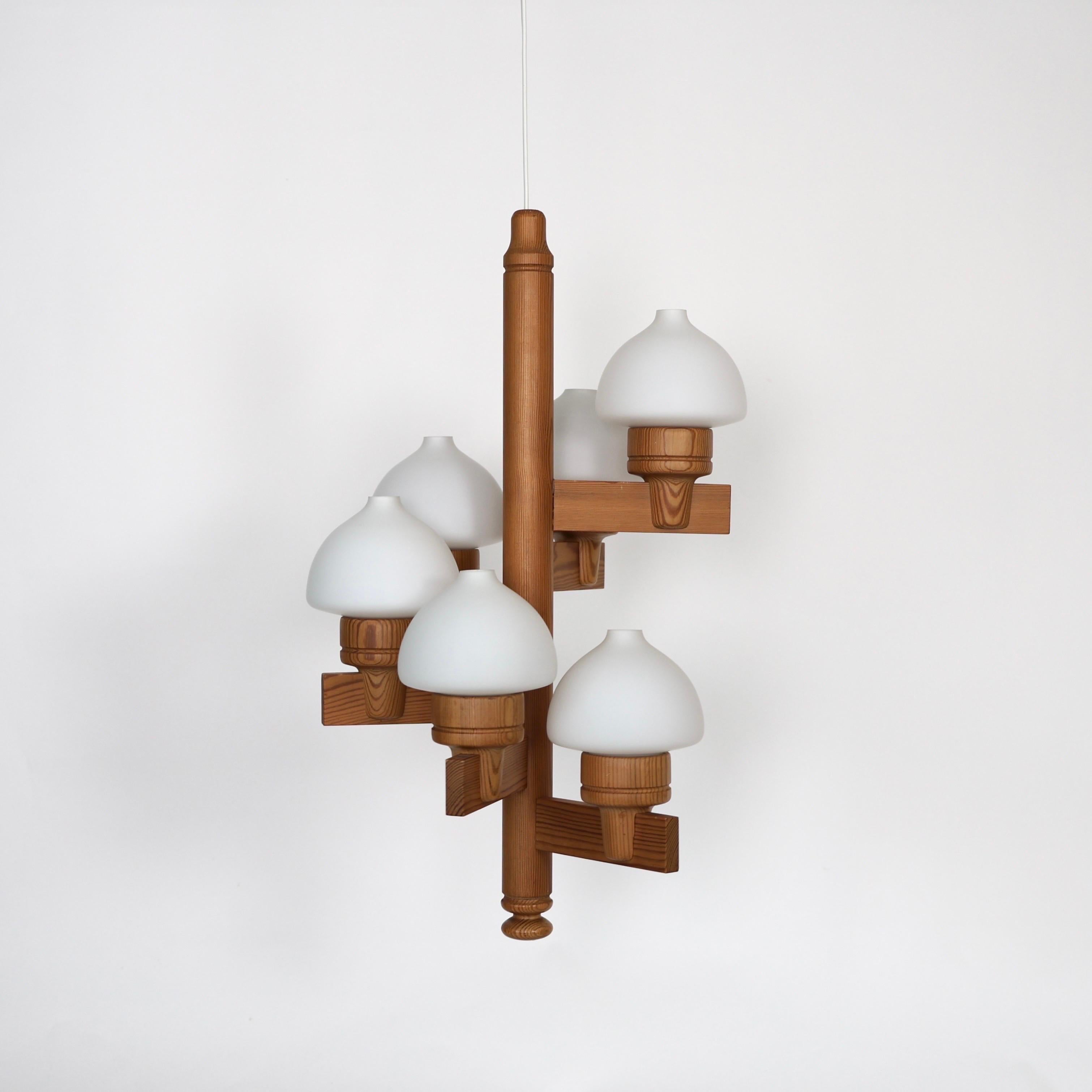 Verre Lustre en bois de pin par Uno Dahlen pour Aneta, Suède, 1970 en vente
