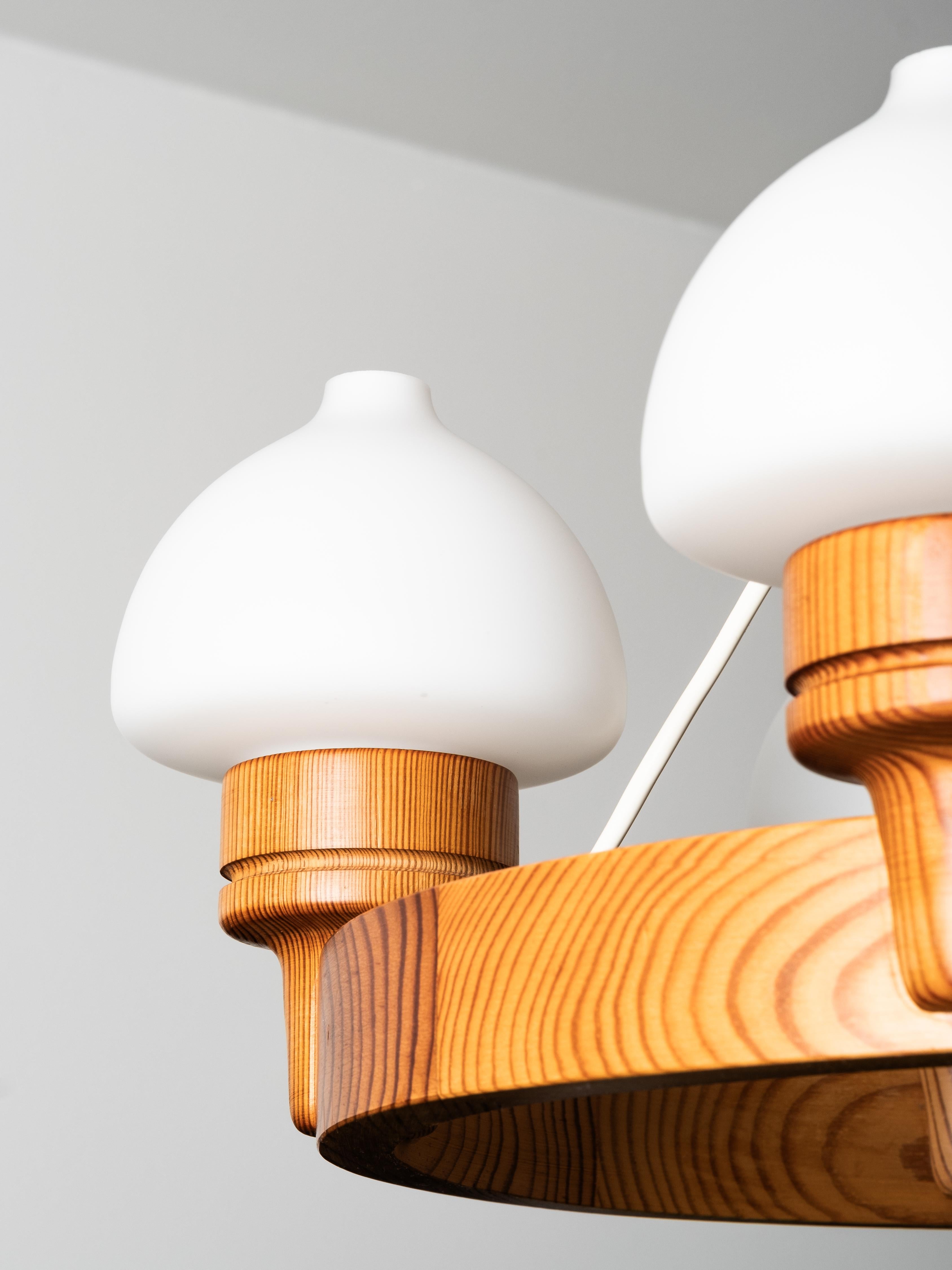 Pin Lustre en bois de pin par Uno Dahlen pour Aneta, Suède, 1970 en vente