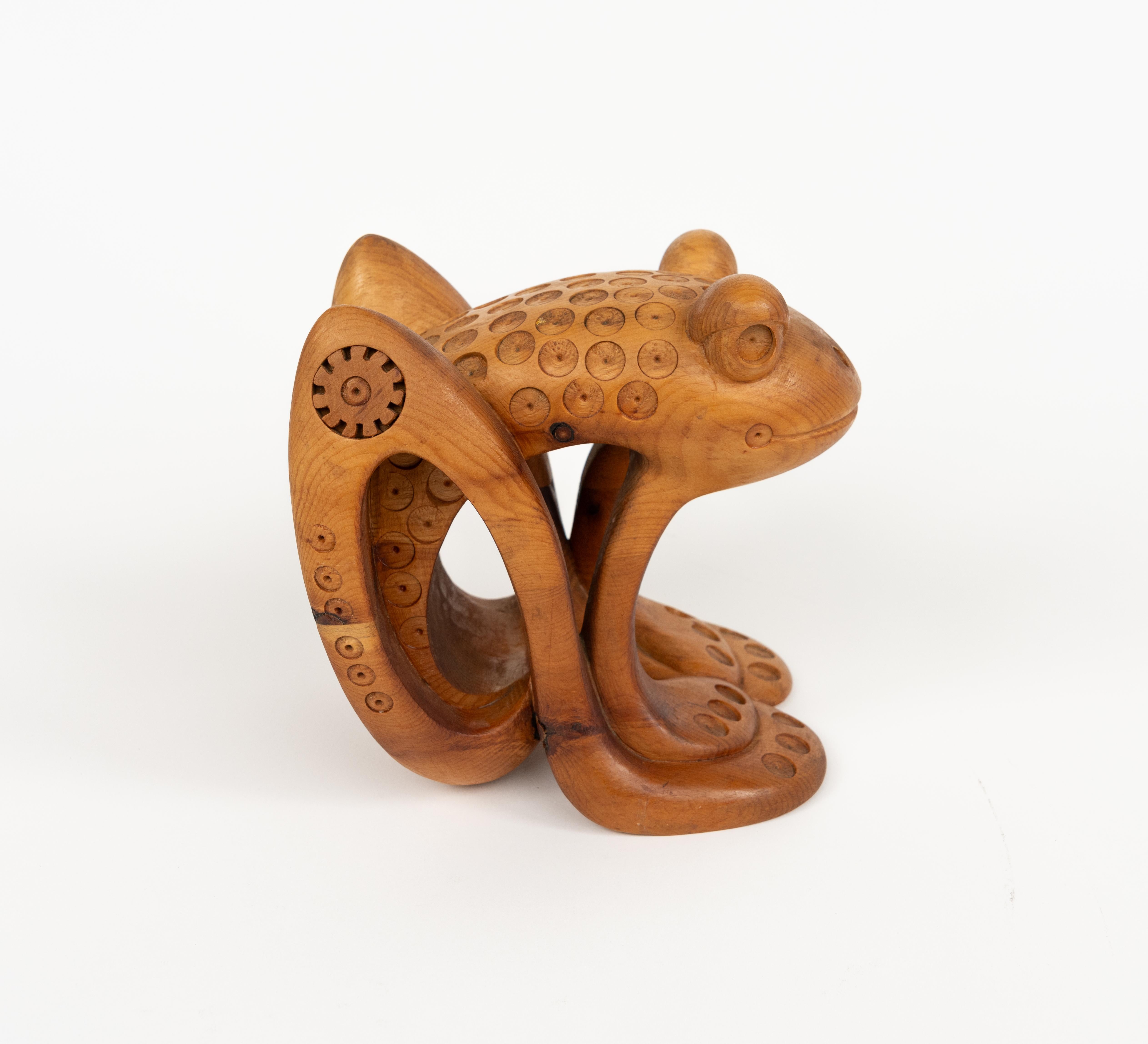 Sorprendente escultura decorativa con forma de rana en madera de pino tallada a mano por Ferdinando Codognotto.

Fabricado en Italia en 2001.

La firma tallada como se muestra en las fotos.


Ferdinando Codognotto es un escultor con más de cuarenta