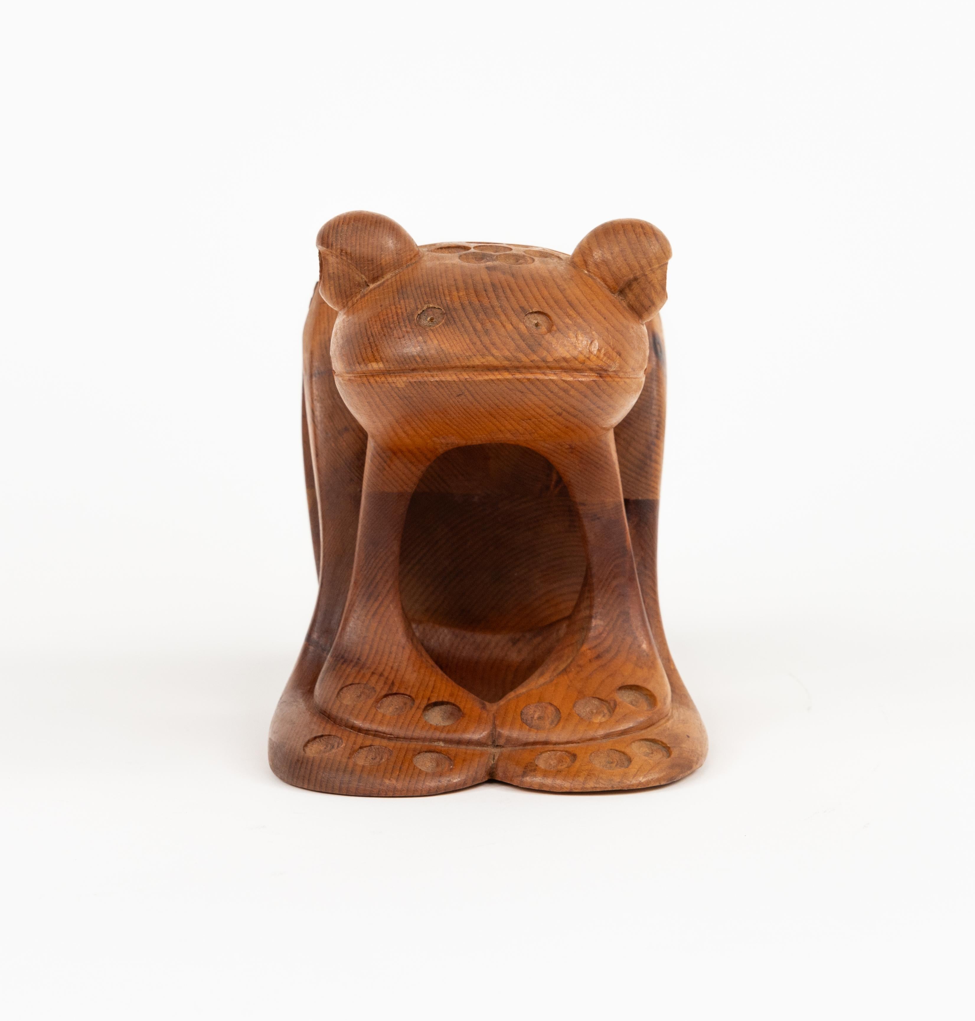 Escultura decorativa de madera de pino con forma de rana de Ferdinando Codognotto, Italia 2001 Tallado a mano en venta