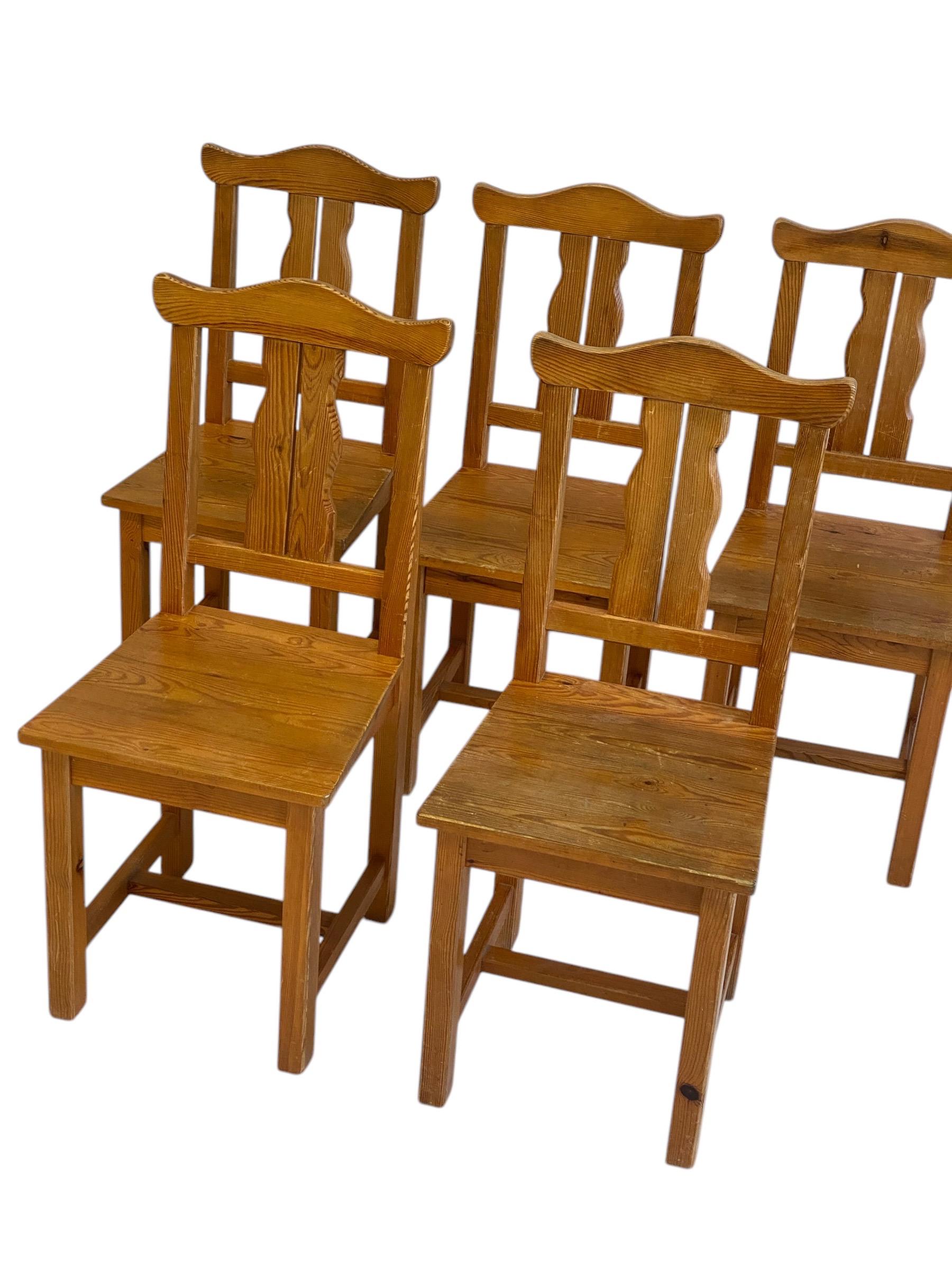 Authentisches schwedisches Design der 1970er Jahre mit rustikaler und zeitloser Ausstrahlung.

Gefertigt aus massivem Kiefernholz mit sichtbarer Maserung und warmen Naturtönen.

Konturierte Rückenlehne mit dekorativen Ausschnitten für zusätzlichen