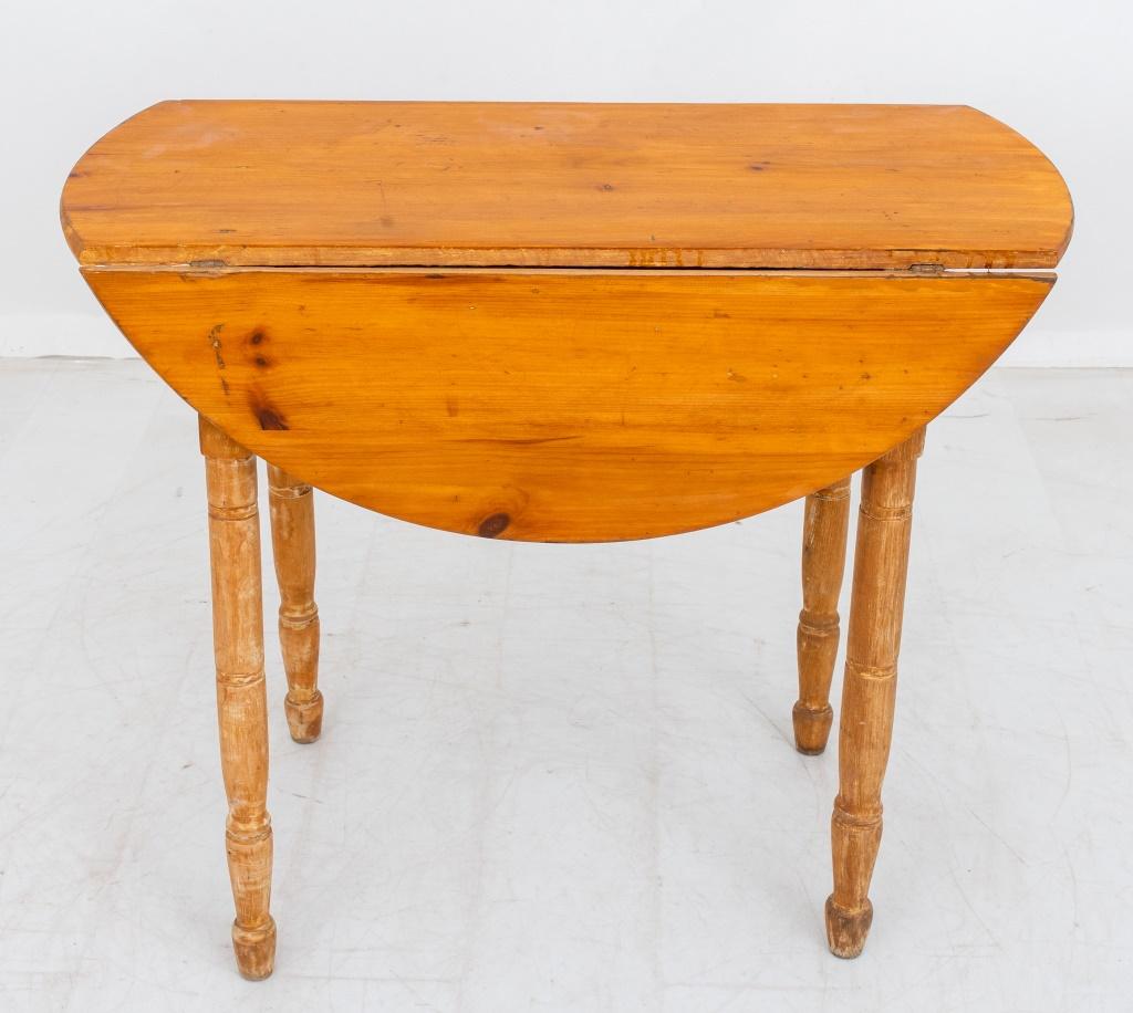 Pine Wood Drop Leaf Tavern Table on four turned wood legs, 20th century. 29