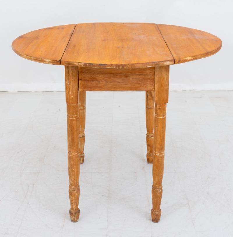 Pine Wood Drop Leaf Tavern Dining Table In Good Condition In Astoria, NY