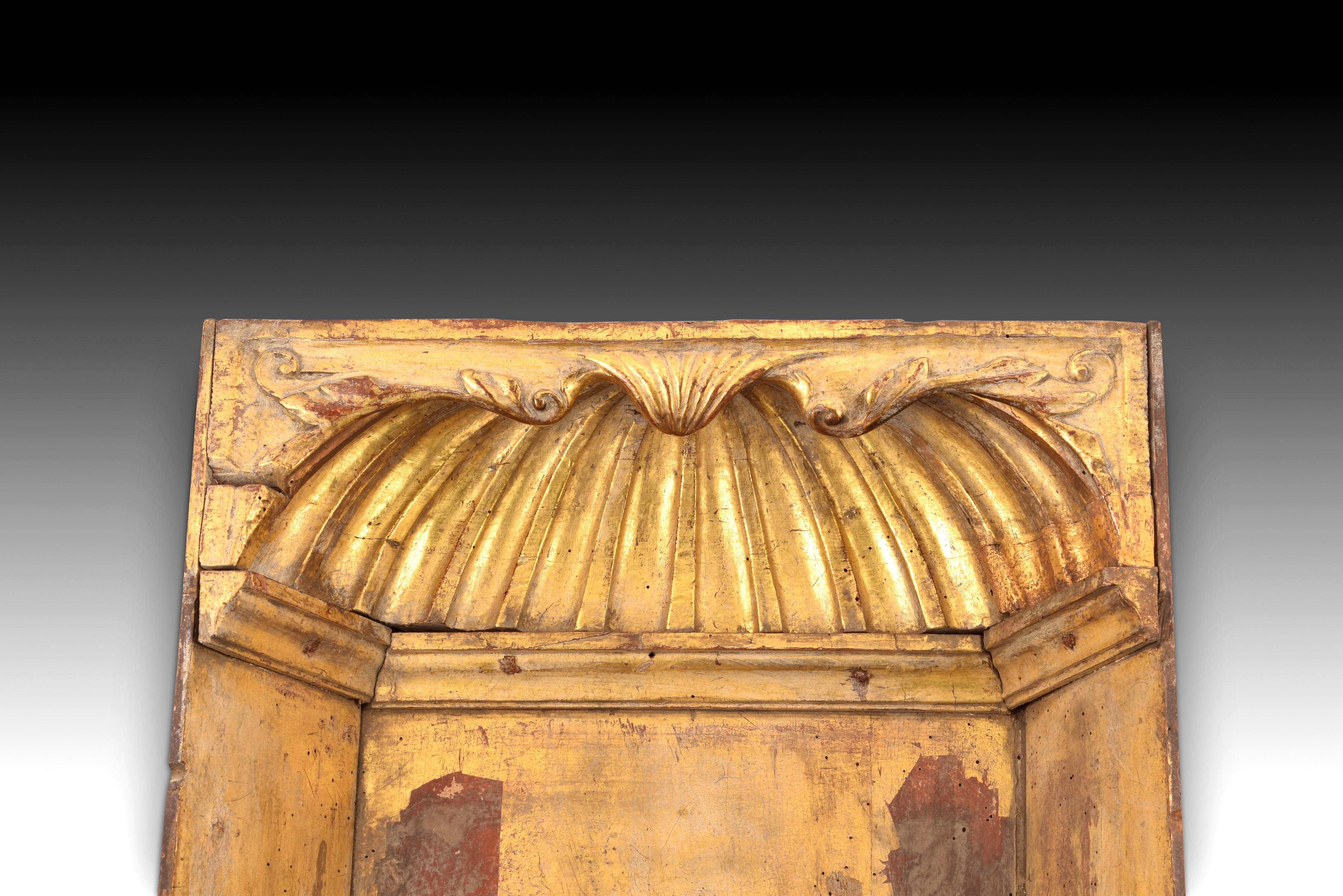 Nische. Vergoldetes und polychromes Kiefernholz. Spanien, 17. Jahrhundert. 
Nische aus geschnitztem und vergoldetem Kiefernholz, verziert mit Leisten, einer Vener-Form und pflanzlichen Elementen im oberen Teil, die einen deutlichen klassizistischen