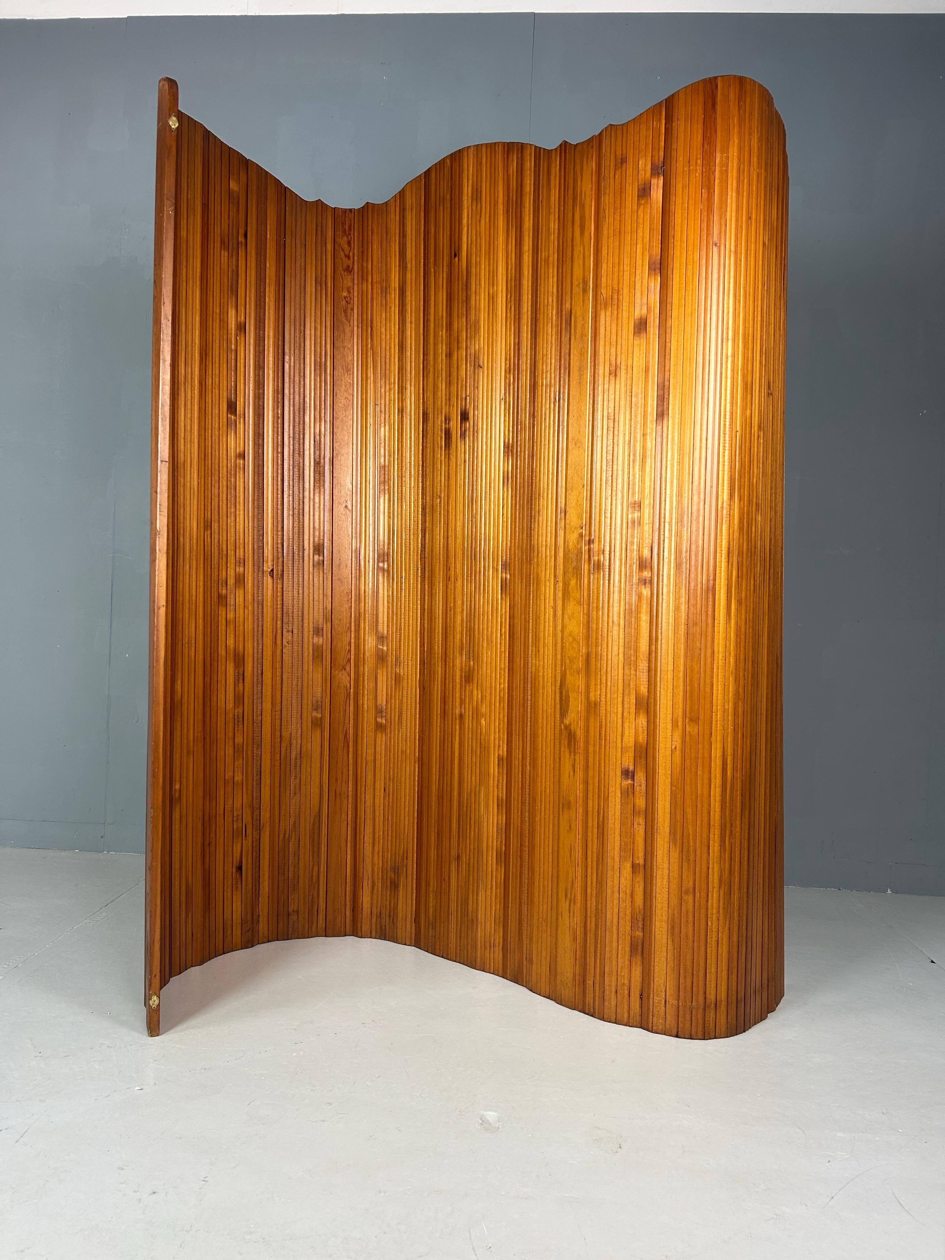 Pine Wood Room Divider by S.N.S.A. , France 1930s. In Good Condition For Sale In The Hague, NL