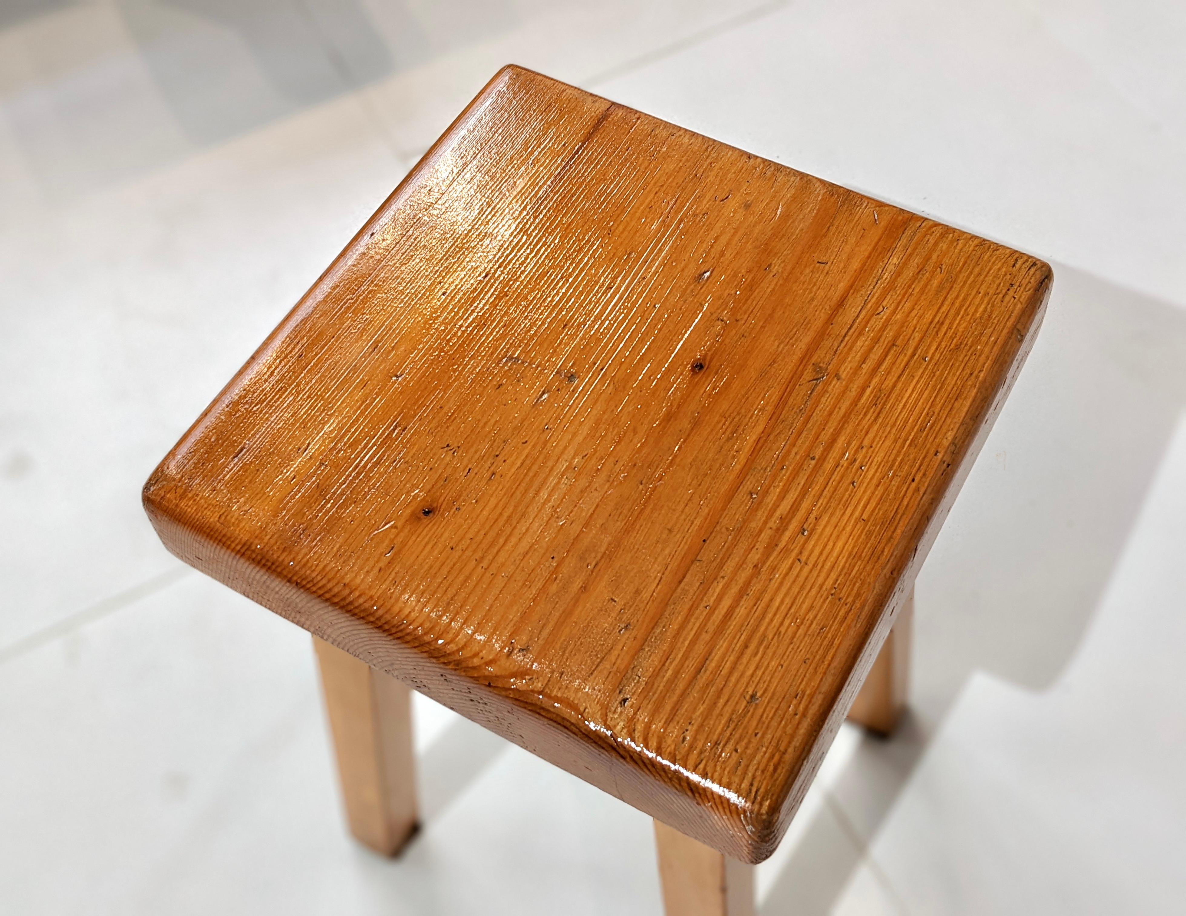 Pine wood stool by Charlotte Perriand for Les Arcs 1800. 
Square seat. Quadripod base. Very nice patina.
Provenance : residence l'Aiguille Grive. 1960's. Very good condition.
Slight traces of wear (see pictures)
Bibliography : page 330, volume