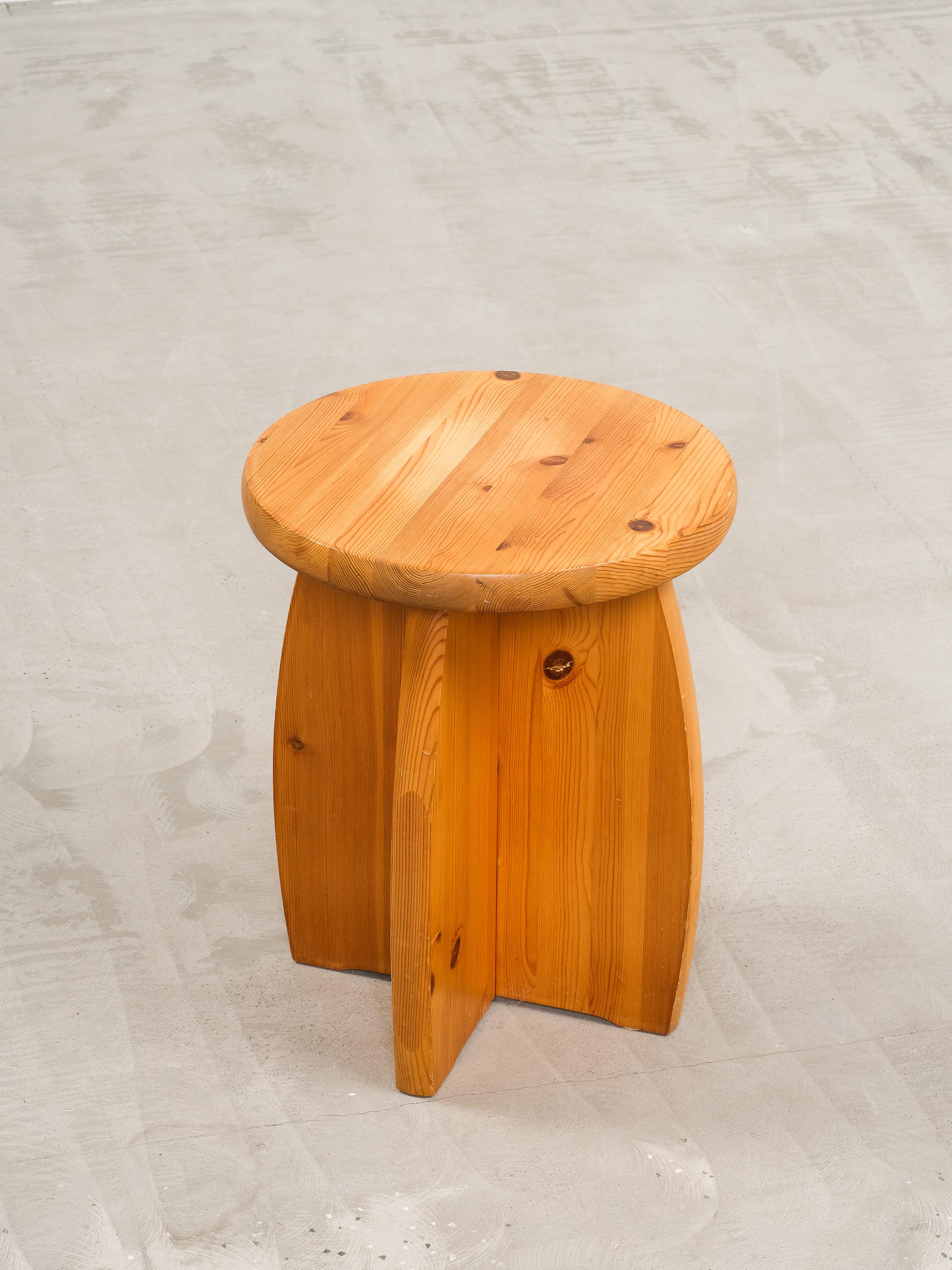 Tabouret en bois de pin massif fabriqué en Suède, vers les années 1970.