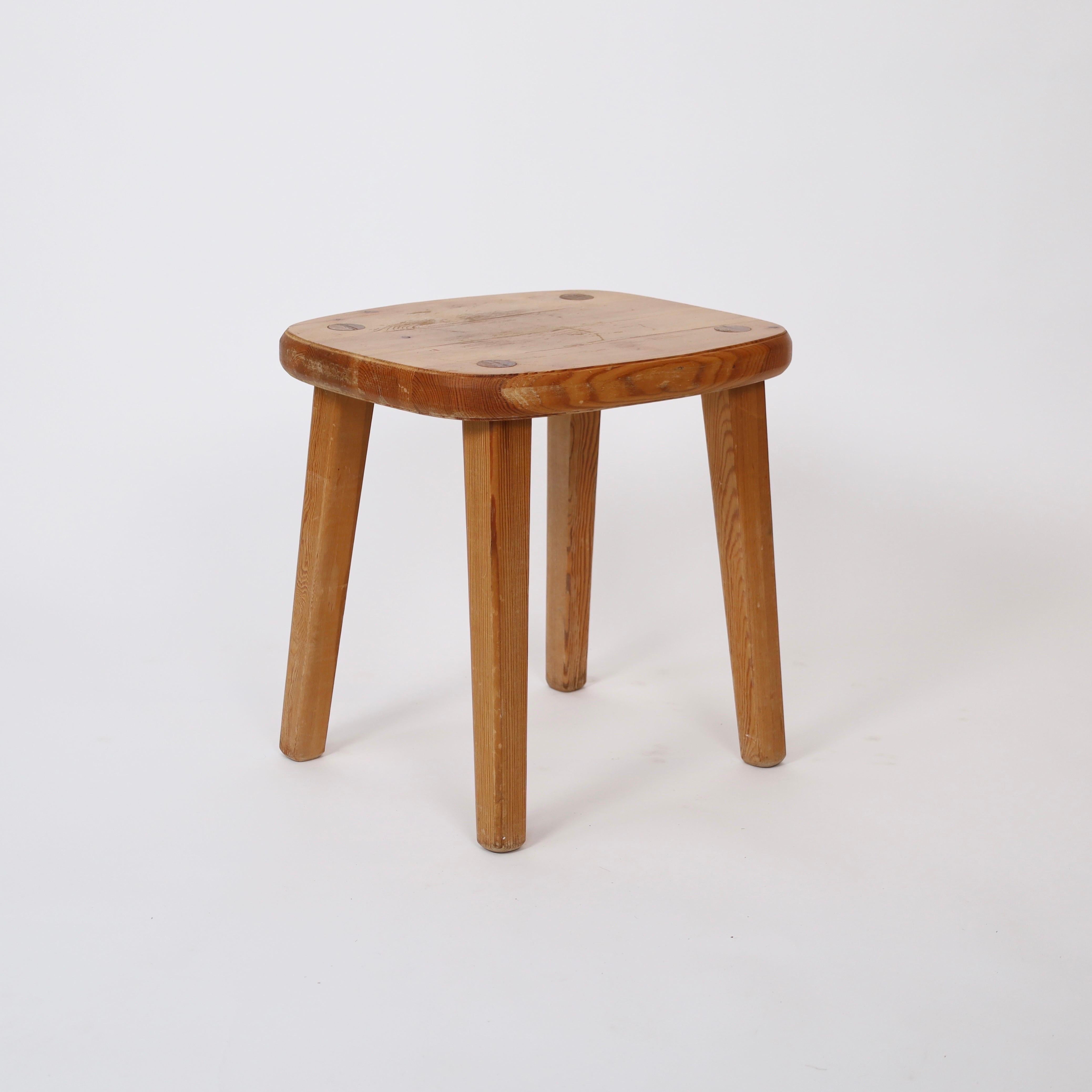 Tabouret moderne suédois en pin des années 1970. Un magnifique tabouret ou une table d'appoint pour une maison exquise.

* Tabouret à quatre pieds en pin massif  
* Pays : Suède
* Année : est. 1970s
* Condition : Bon état vintage. Le pin a une belle