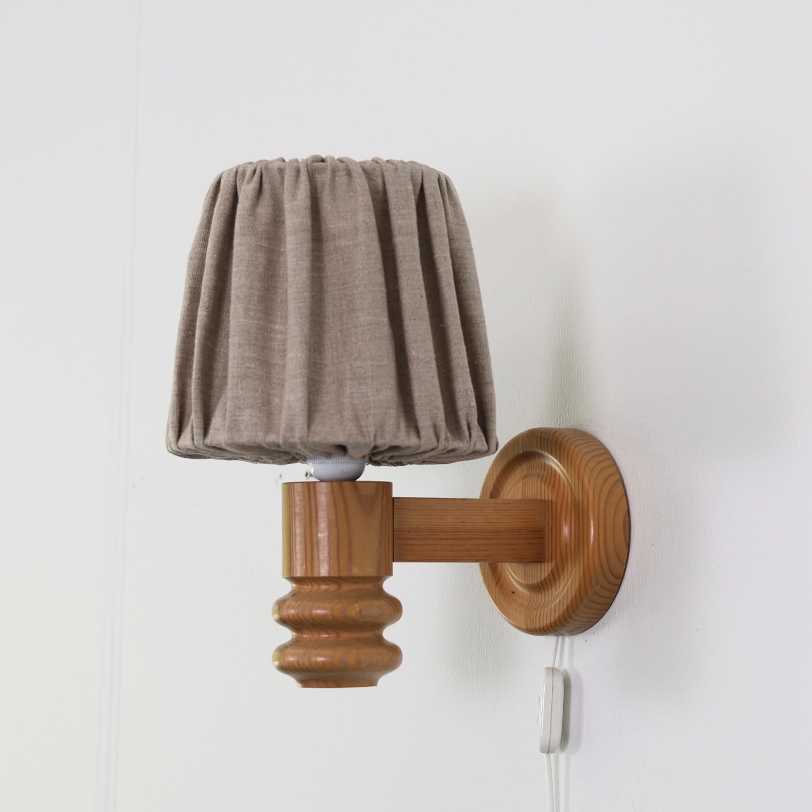 Applique moderna svedese in Wood Wood realizzata da Solbackens Svarveri negli anni Settanta. 

* Applique in legno di pino con paralume in tessuto beige.
* Produttore: Solbackens Svarveri, Svezia
* Stile: 65
* Anno: circa anni '70
* Condizioni: