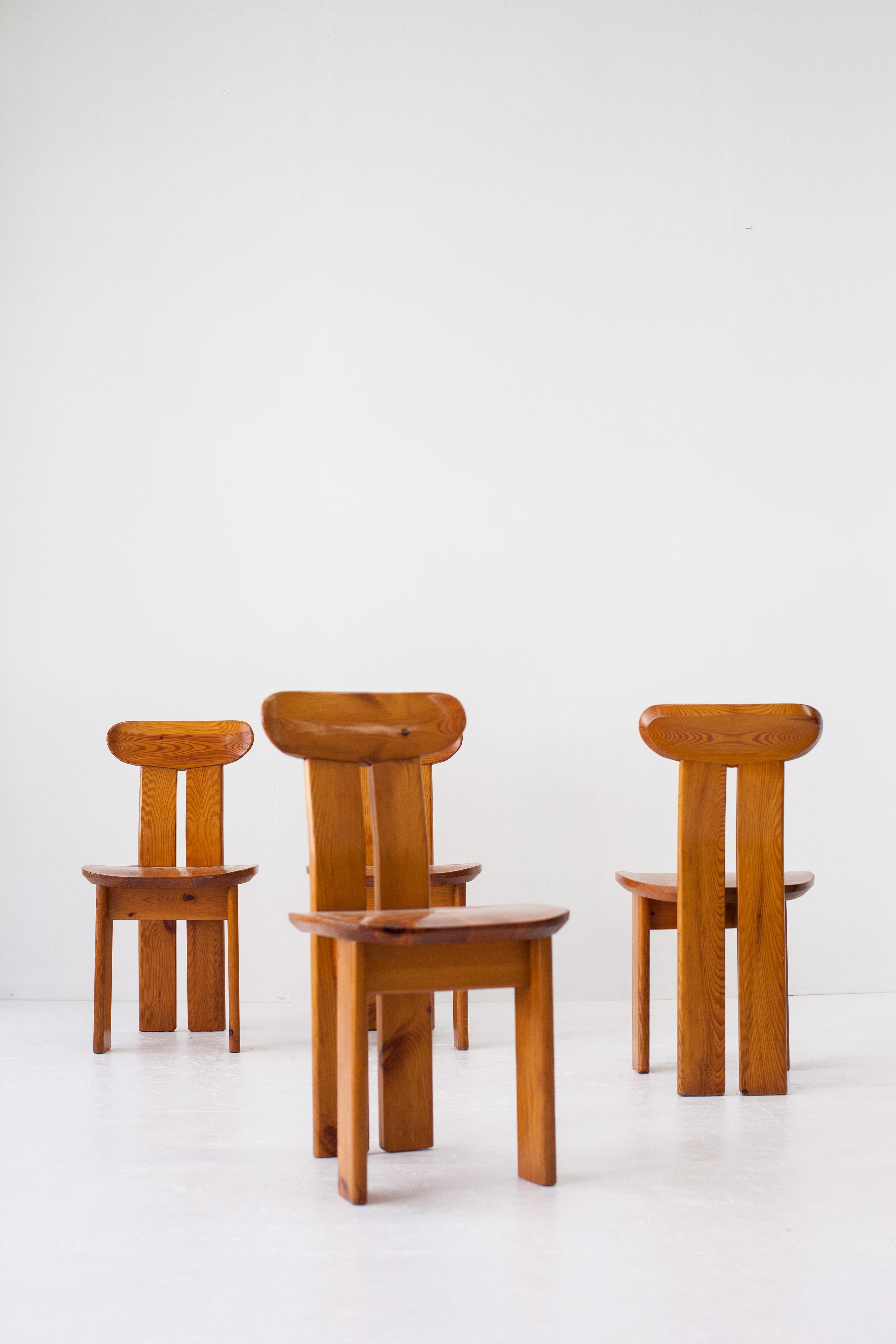 Mid-Century Modern Chaises de salle à manger italiennes en bois de pin 1970, ensemble de quatre en vente
