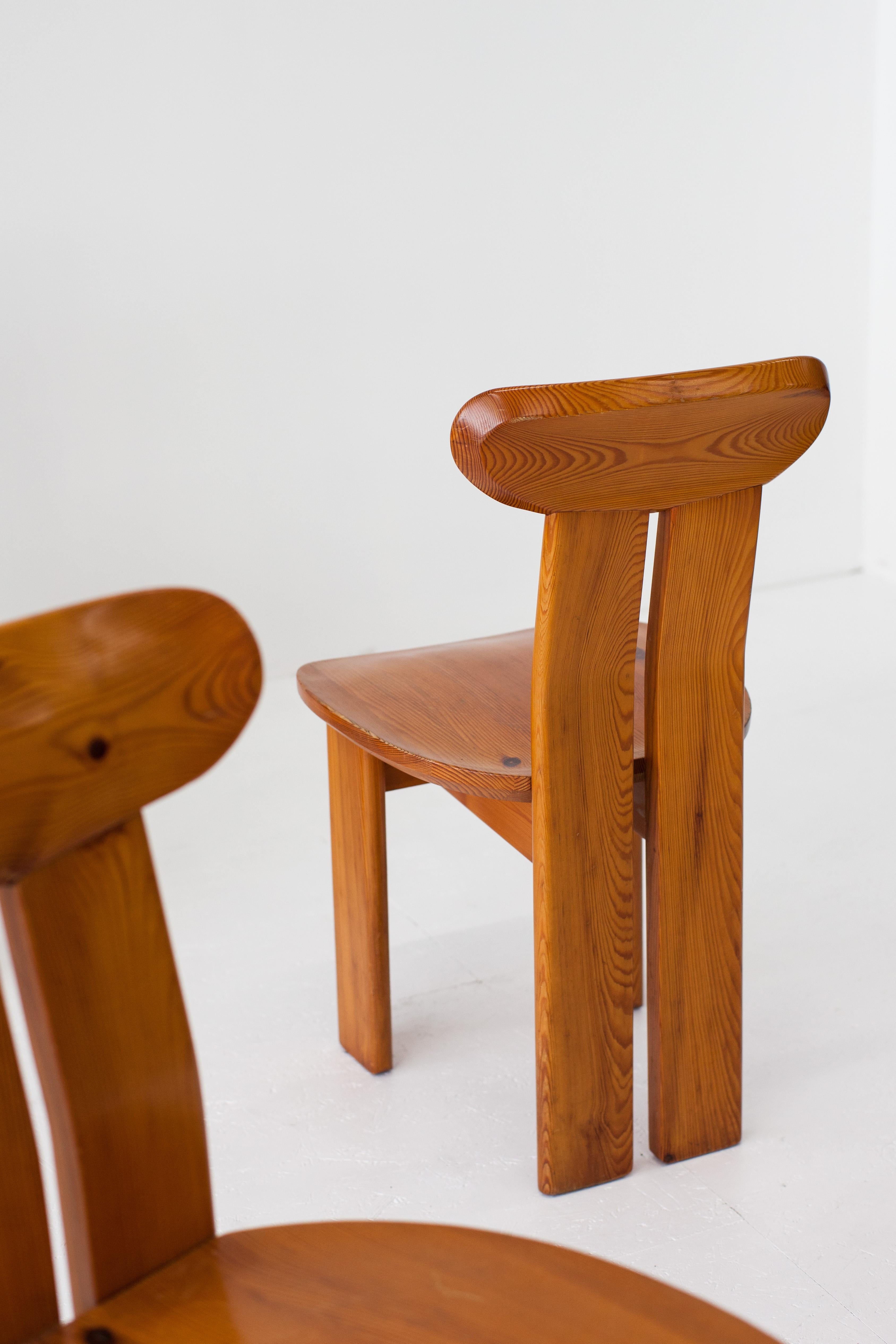 Pine wooden Italian dining chairs 1970s, set of four In Good Condition For Sale In Den Haag, ZH