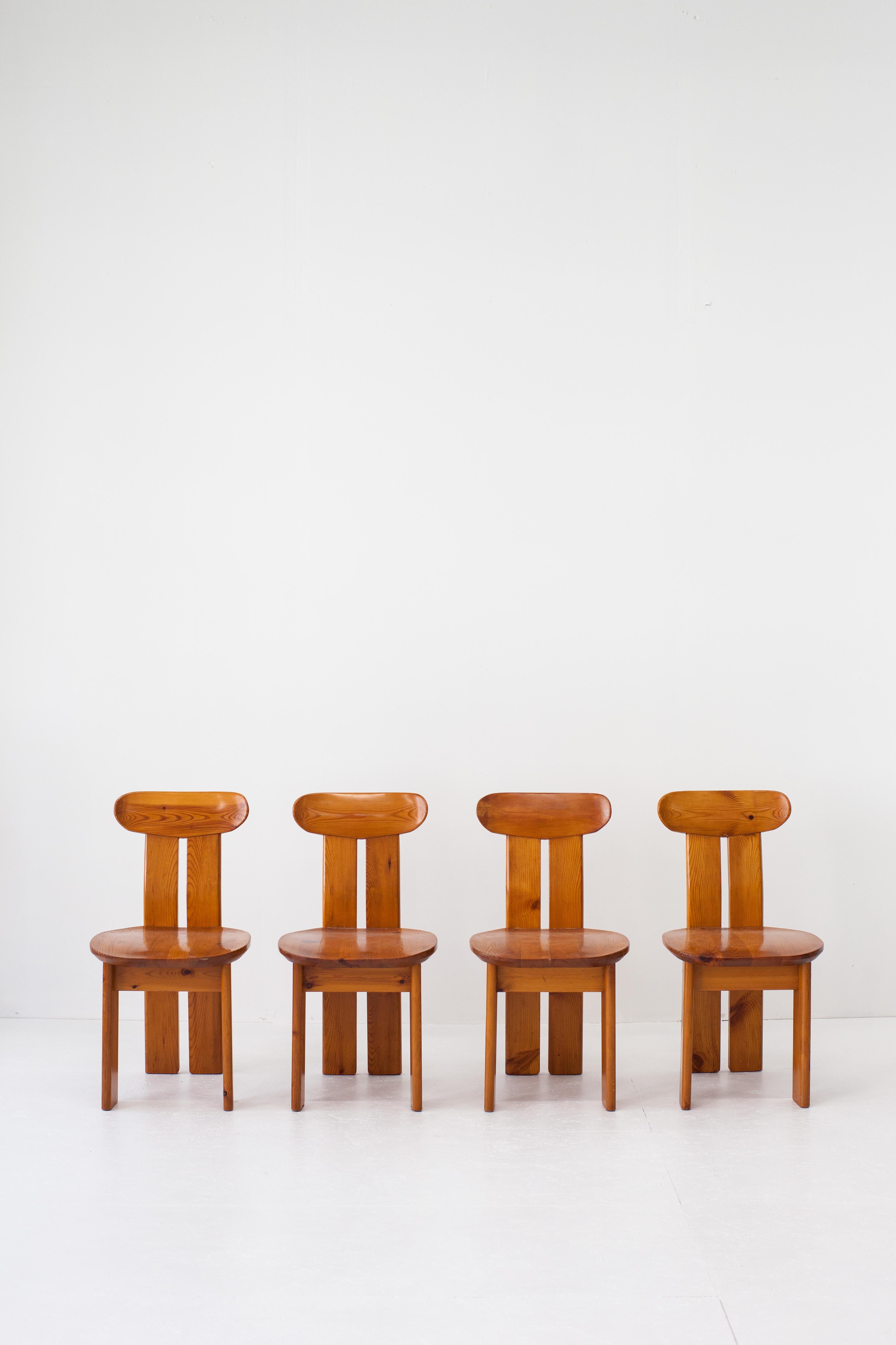 Fin du 20e siècle Chaises de salle à manger italiennes en bois de pin 1970, ensemble de quatre en vente