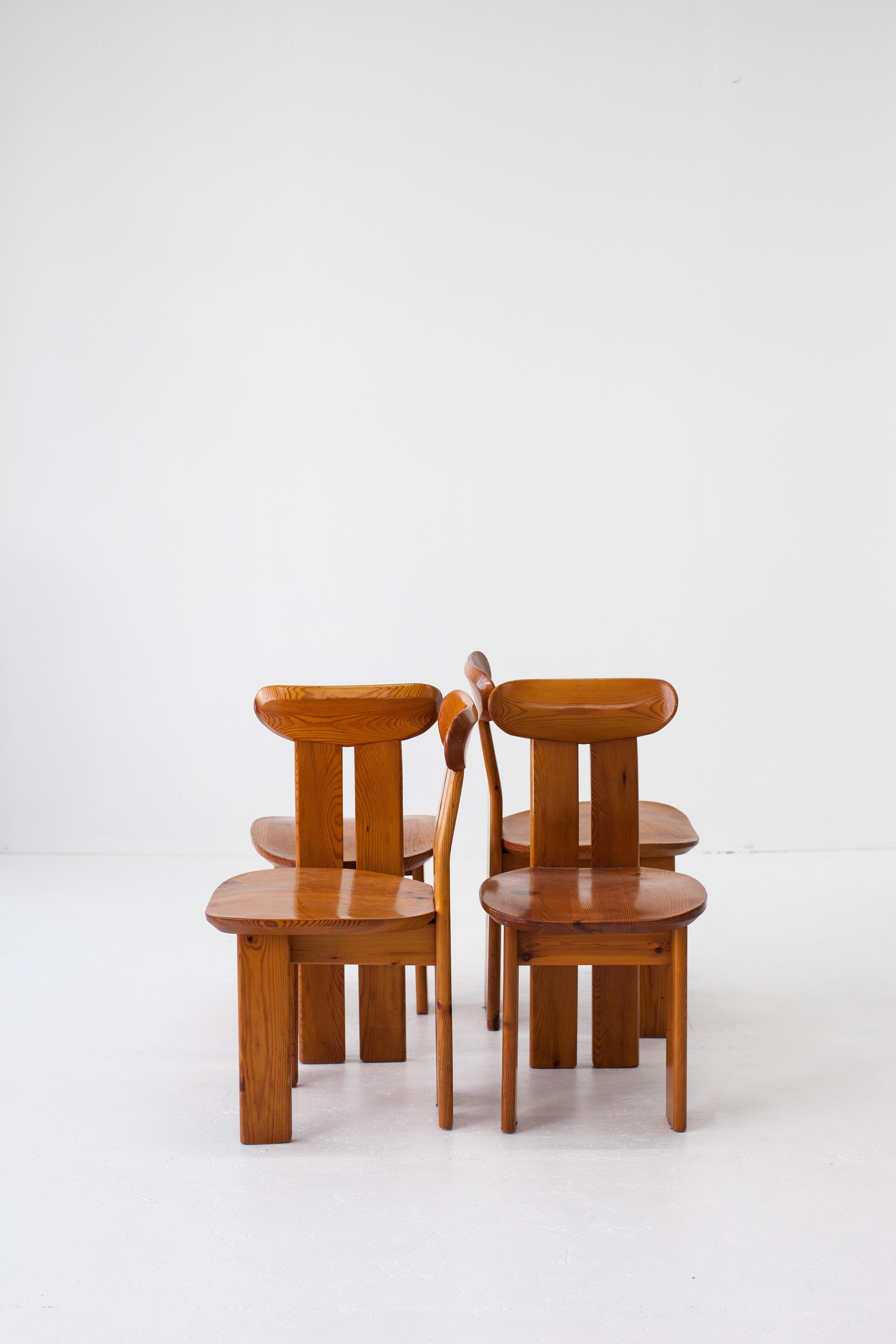 Pin Chaises de salle à manger italiennes en bois de pin 1970, ensemble de quatre en vente