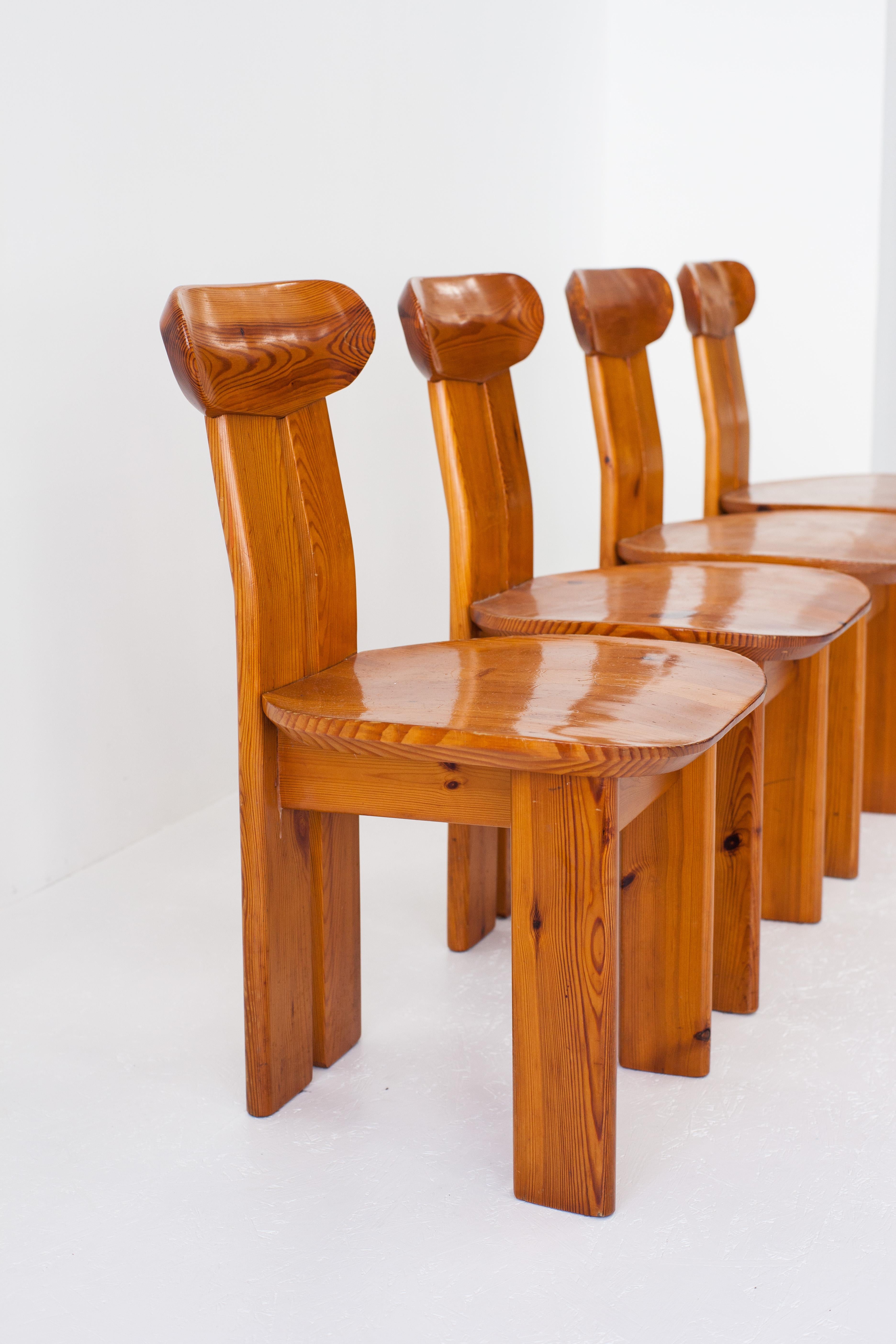 Pine wooden Italian dining chairs 1970s, set of four For Sale 2