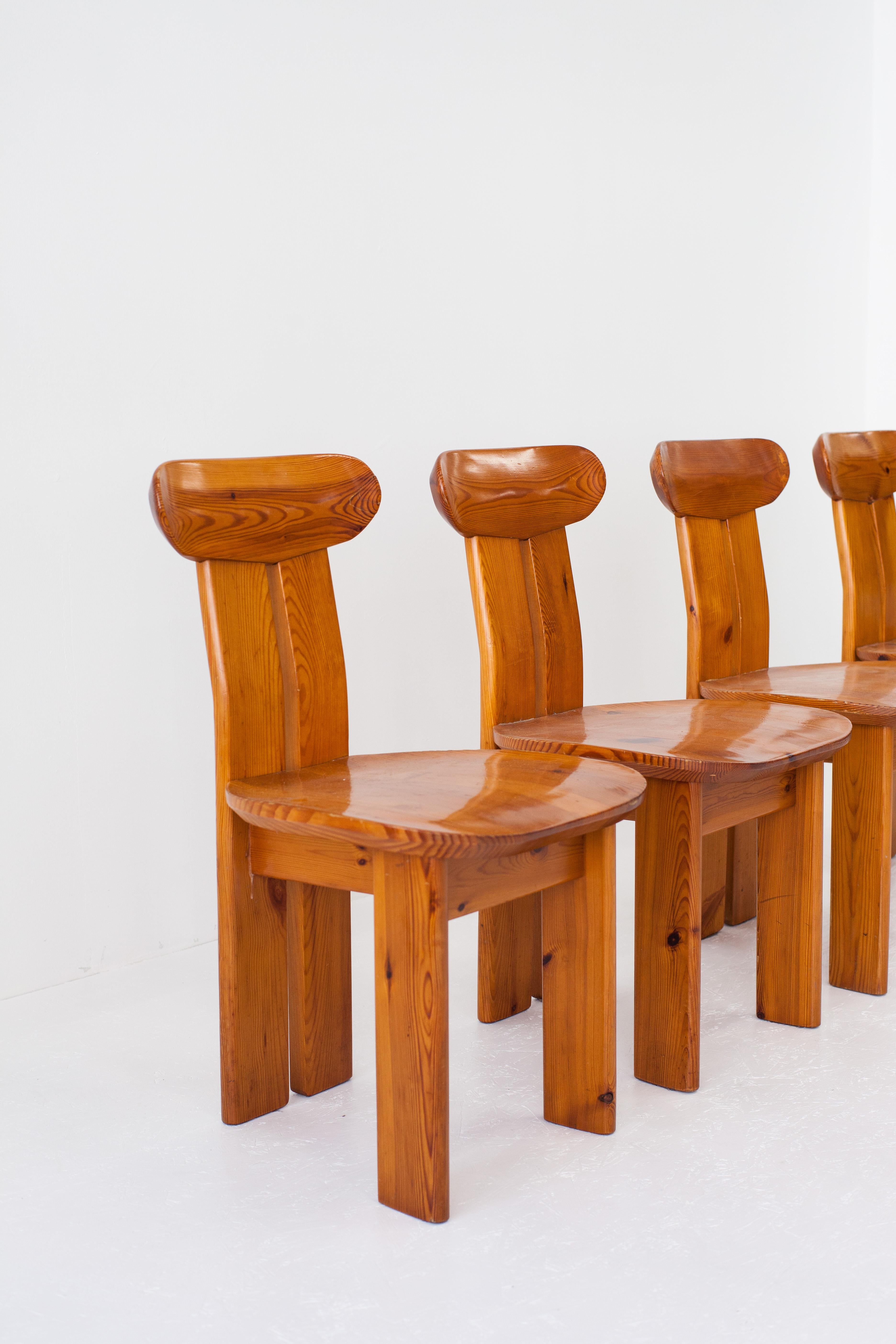 Pine wooden Italian dining chairs 1970s, set of four For Sale 3