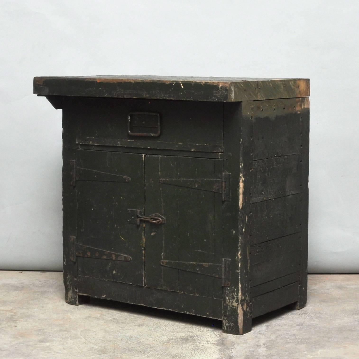 Pine workbench from the 1930s, produced in Germany. Original paint, hinges and lock. Heavy quality.