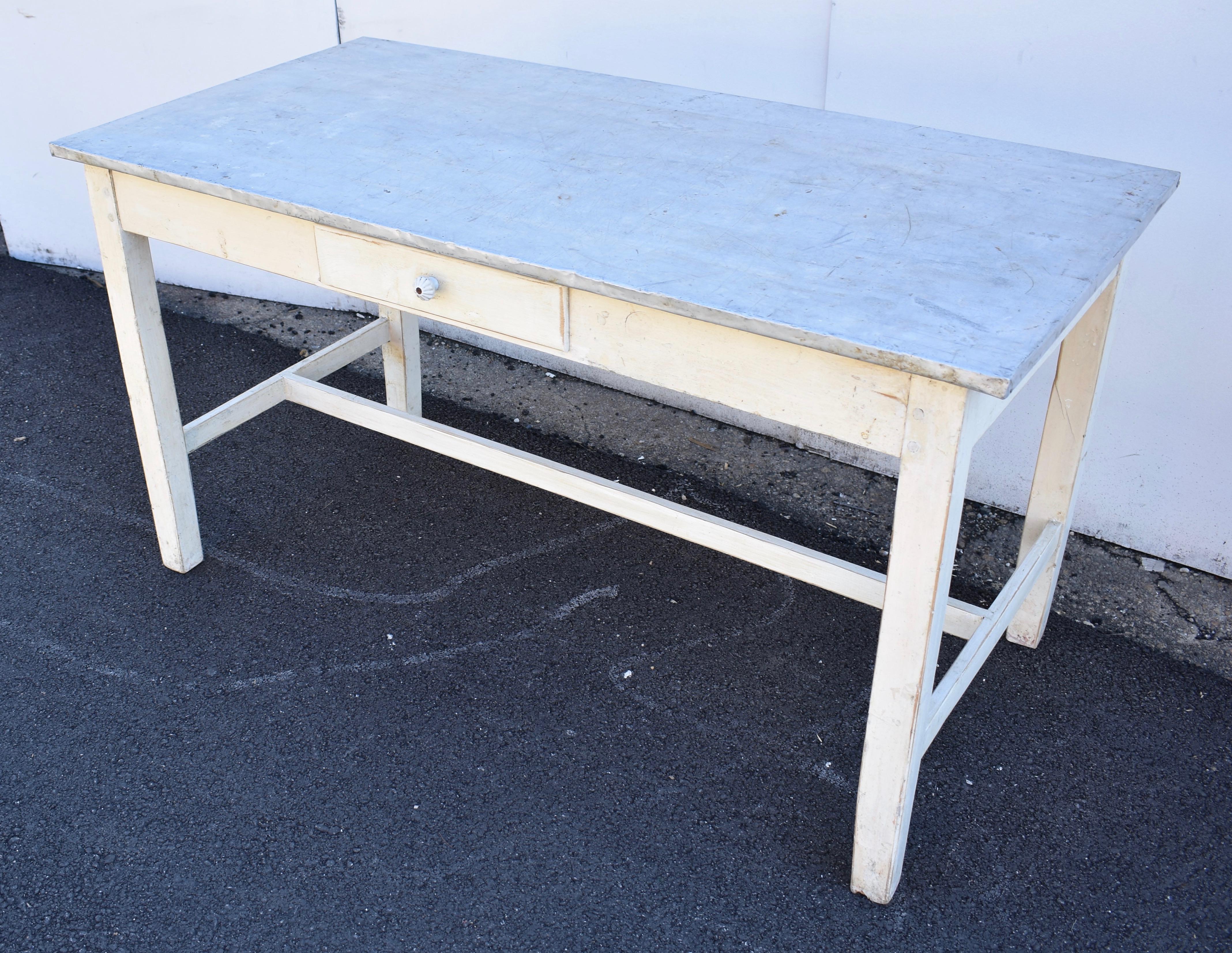 Pine Zinc Top Stretcher Base Work Table In Good Condition In Baltimore, MD