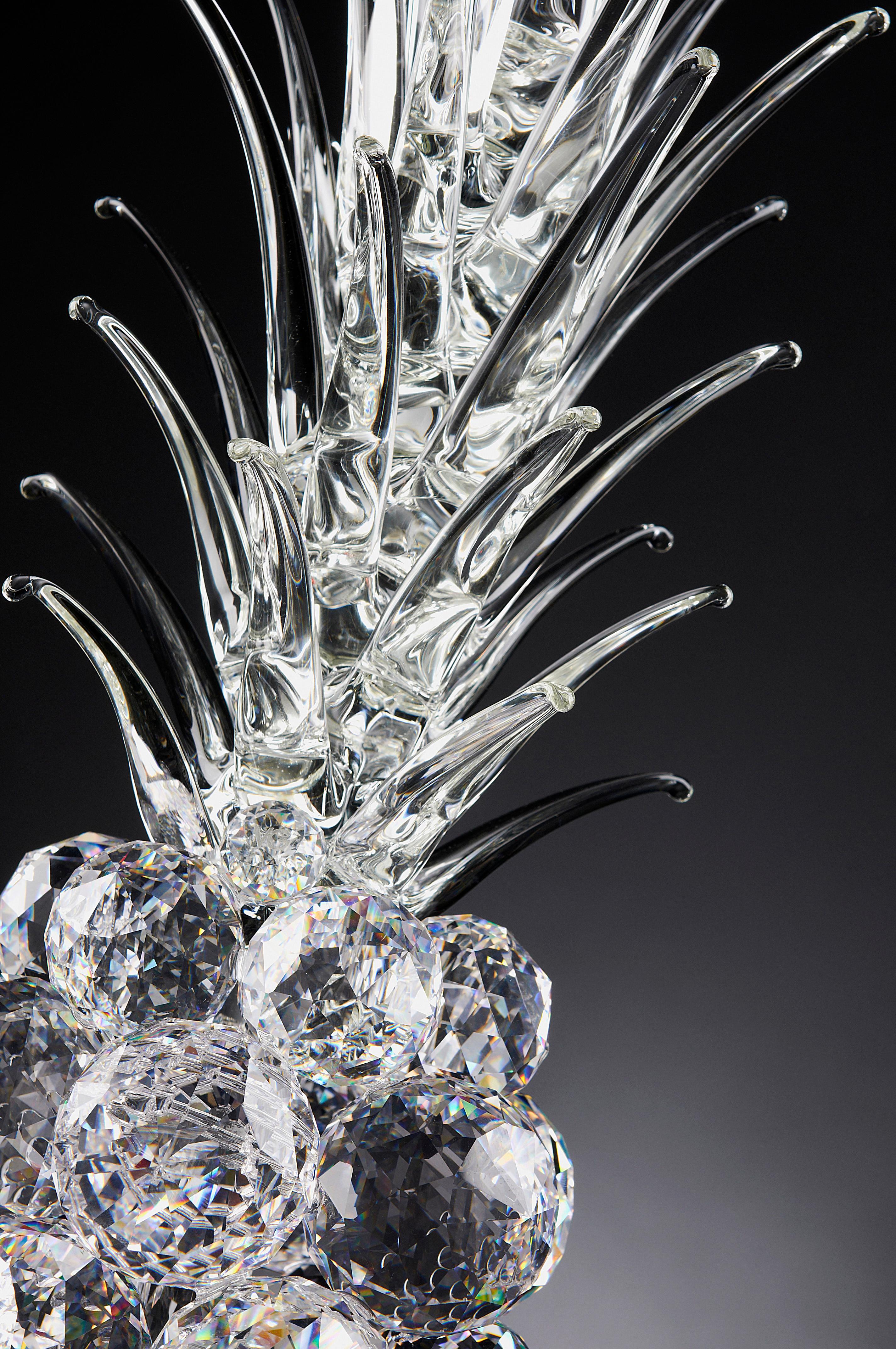 Der Charme der Formen wird durch das Material, aus dem die Kollektion besteht, noch verstärkt: Glas. 
Transparenz, Leichtigkeit und Glanz treffen auf das Design und verwandeln sich in skulpturale Objekte von seltener künstlerischer Pracht,