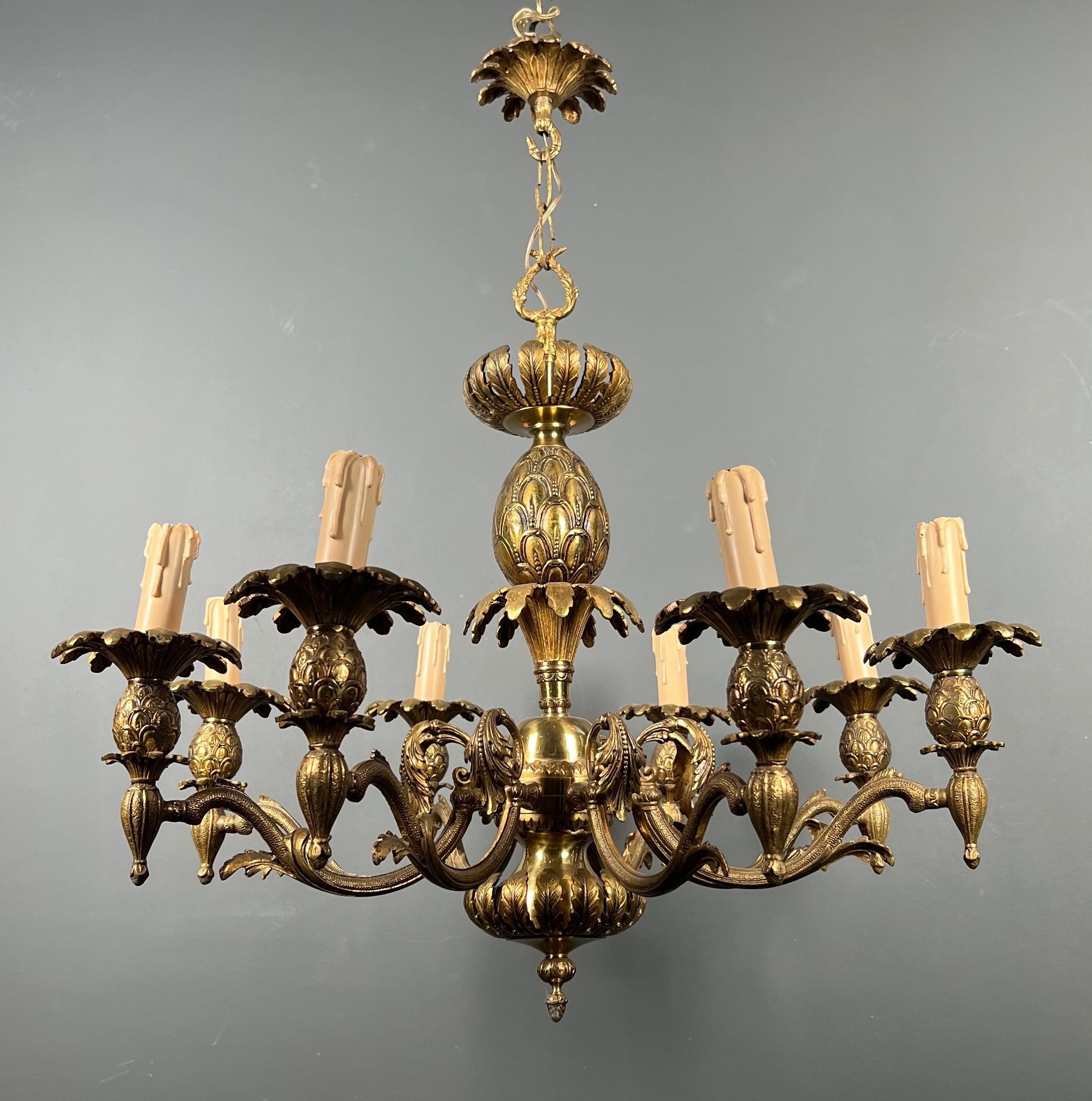 This very nice pineapple chandelier with 8 arms is made of finely chiseled bronze. This pendant shows a large pineapple on its center and small pineapples all around on each arm. This is a French work in the style of Maison Charles. Circa 1970