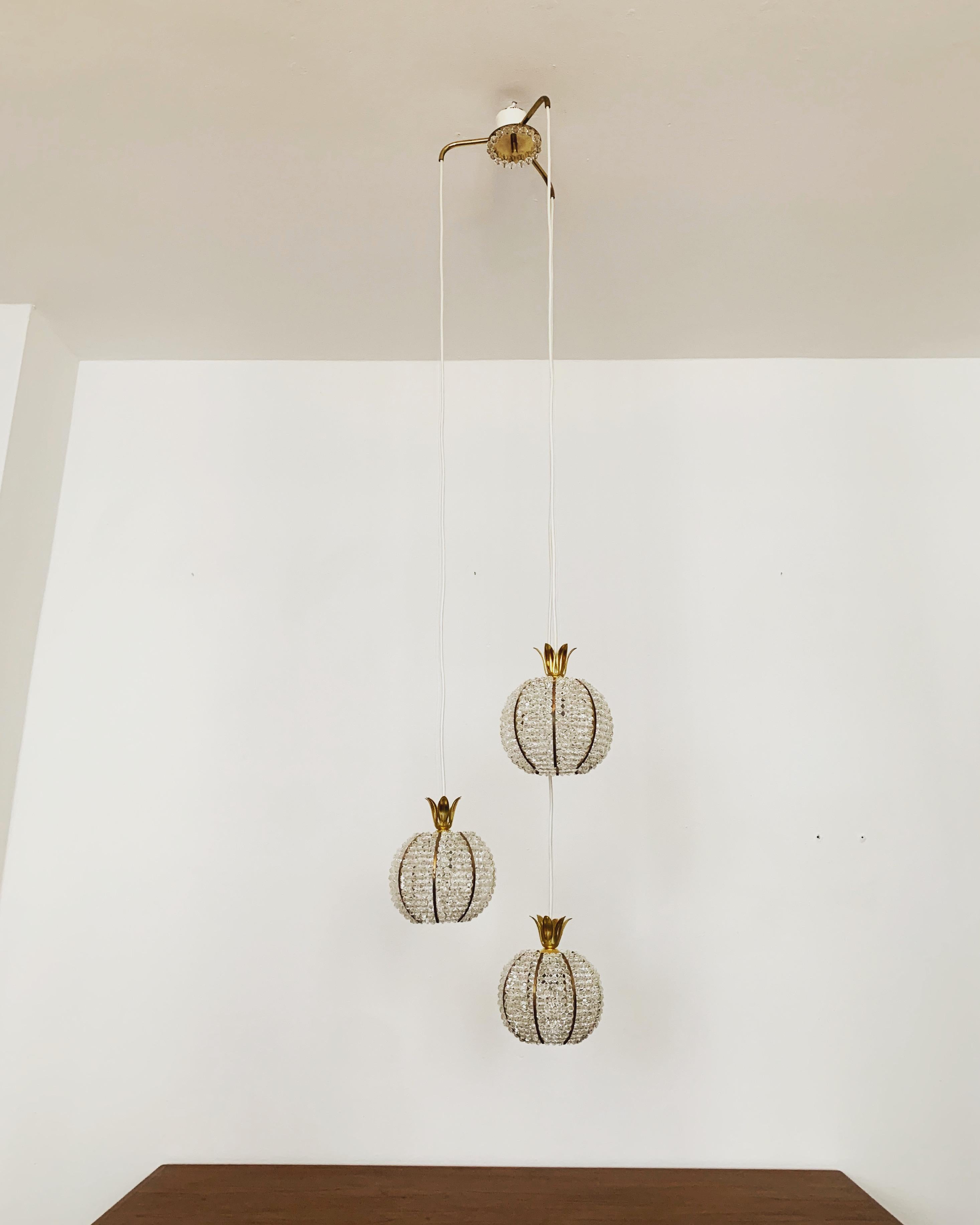 Merveilleuse lampe en cascade des années 1960.
La lampe, avec ses boules en plexiglas richement équipées et ses détails en laiton, a un aspect très luxueux et brille particulièrement bien.
Le design et les matériaux utilisés créent une grande