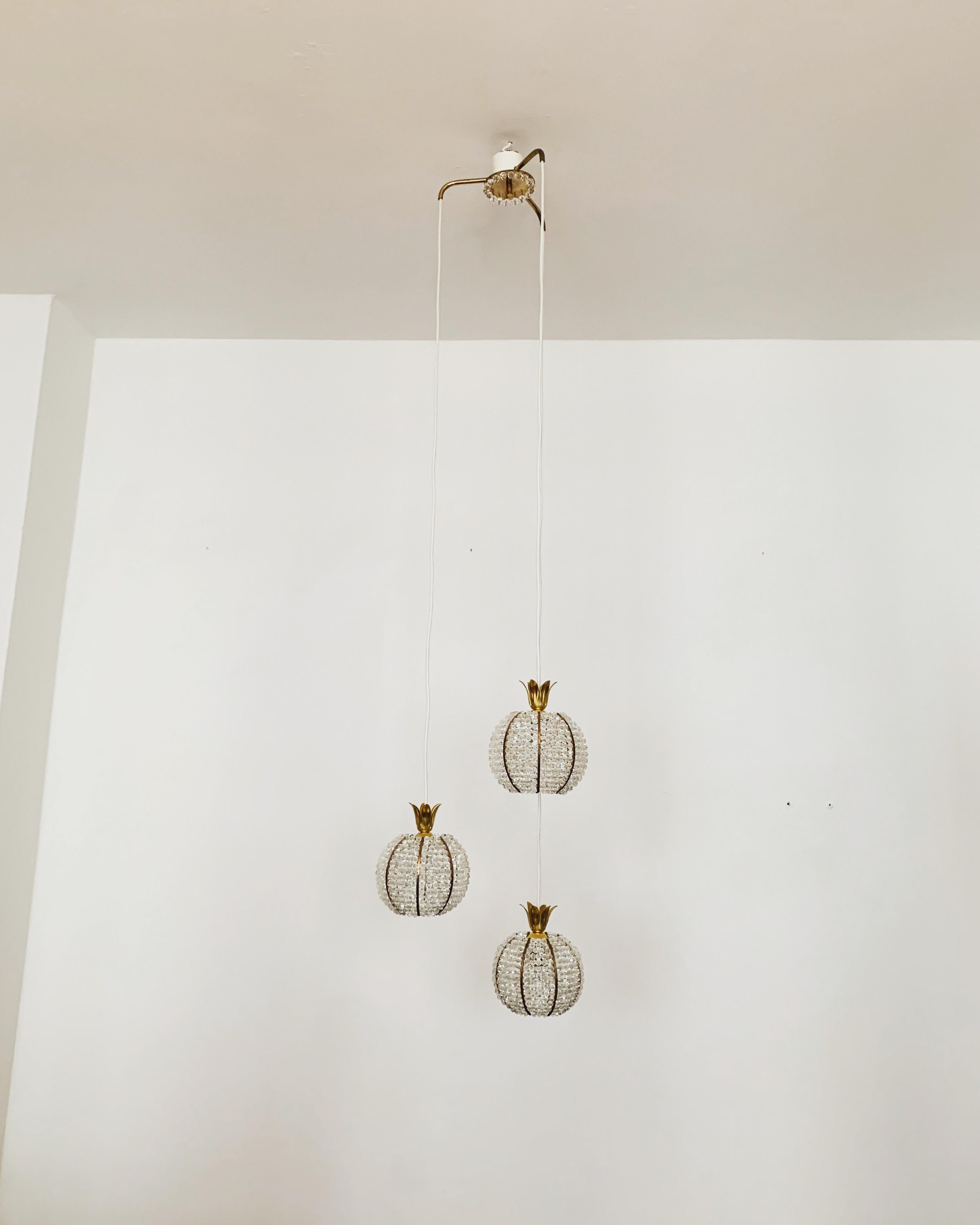 Wonderful cascade lamp from the 1960s.
The lamp with its lavishly equipped Plexiglas balls and the brass details has a very luxurious look and sparkles particularly beautifully.
The design and the materials used create a great glittering light.
A