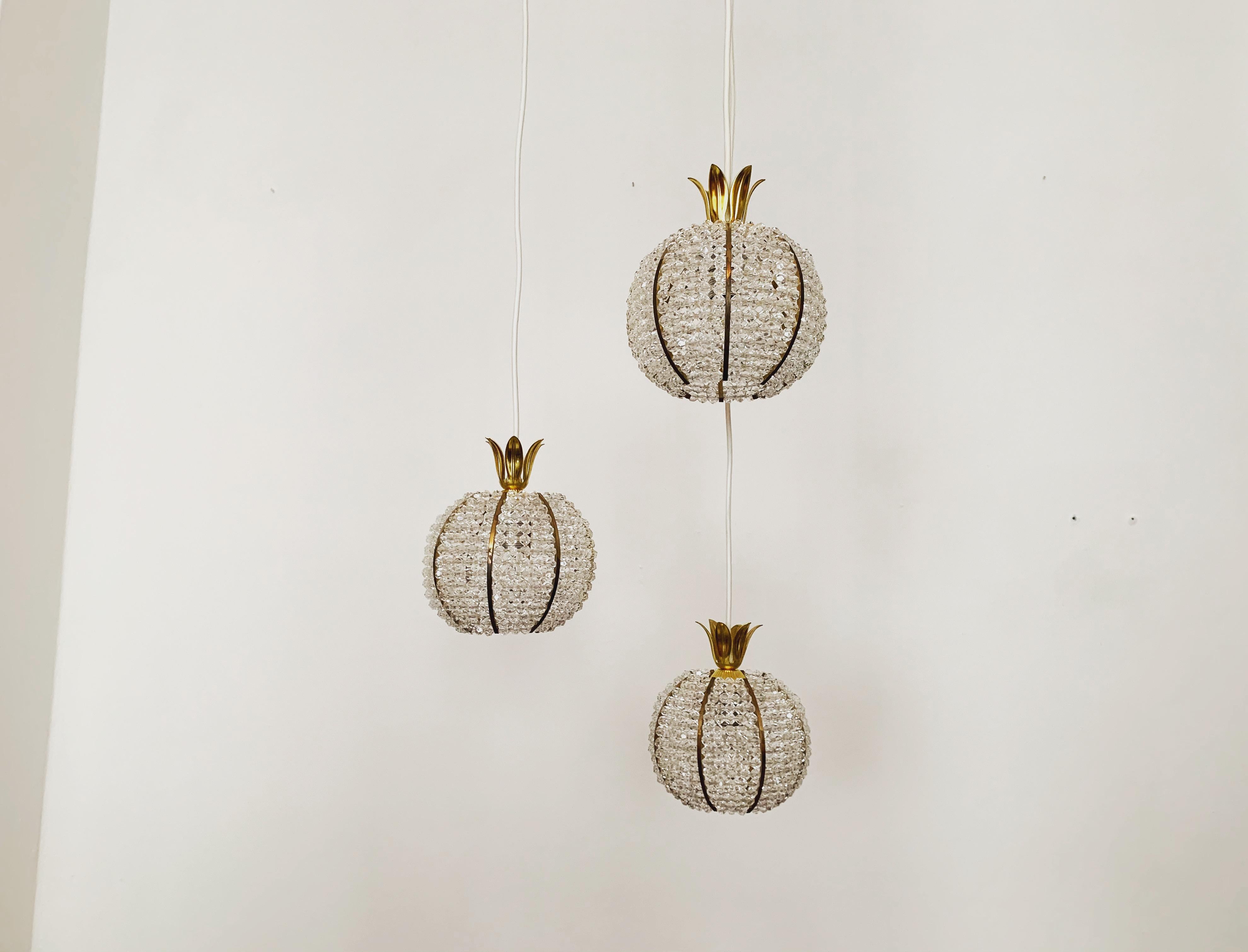 Wonderful cascade lamp from the 1960s.
The lamp with its lavishly equipped Plexiglas balls and the brass details has a very luxurious look and sparkles particularly beautifully.
The design and the materials used create a great glittering light.
A