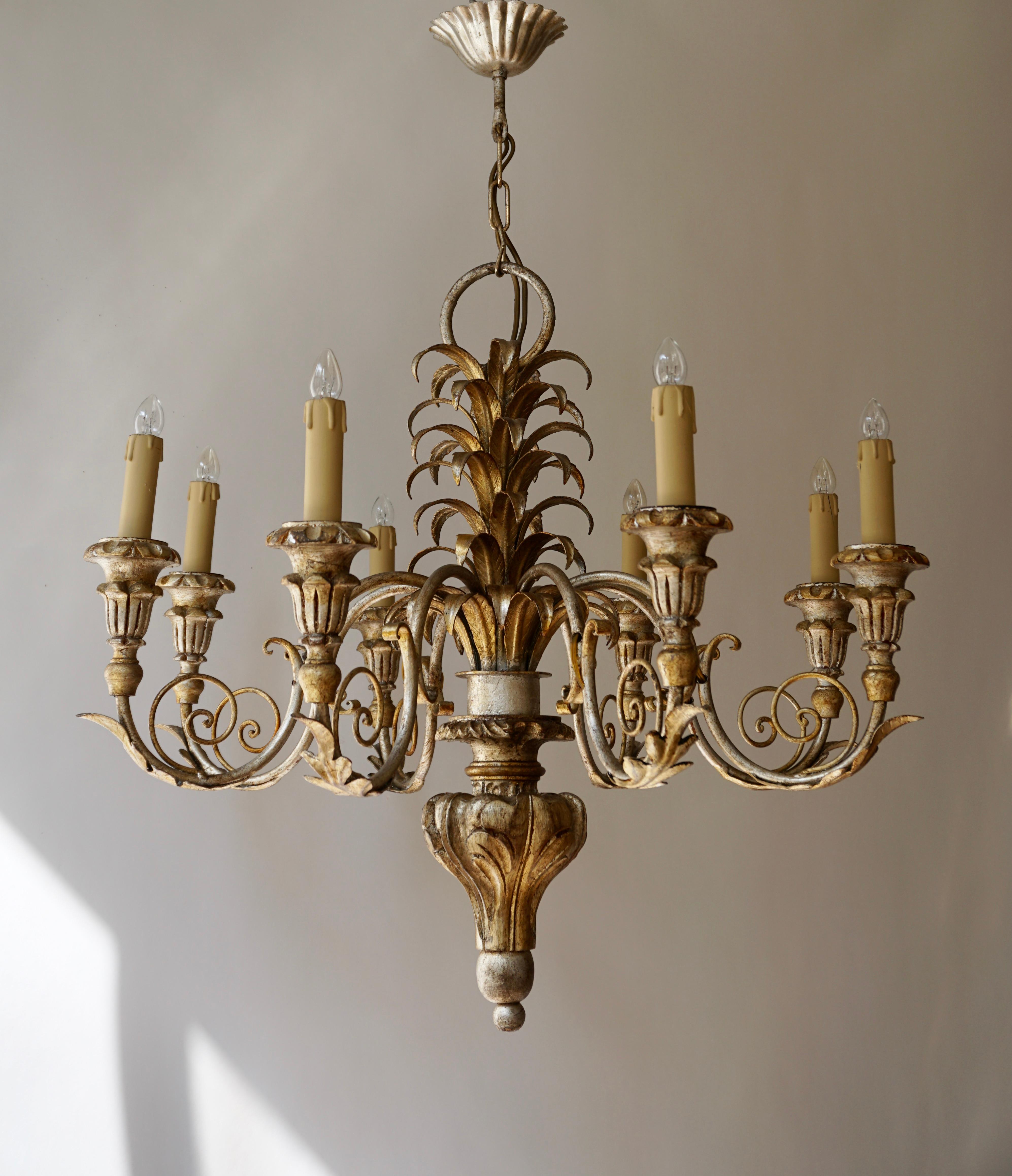 Araña estilo piña de madera lacada y latón dorado.

La luz requiere ocho bombillas de rosca E14 (40 vatios máx.) compatibles con LED.

Medidas: Diámetro 67 cm.
Accesorio de altura 60 cm.
Altura total 80 cm.