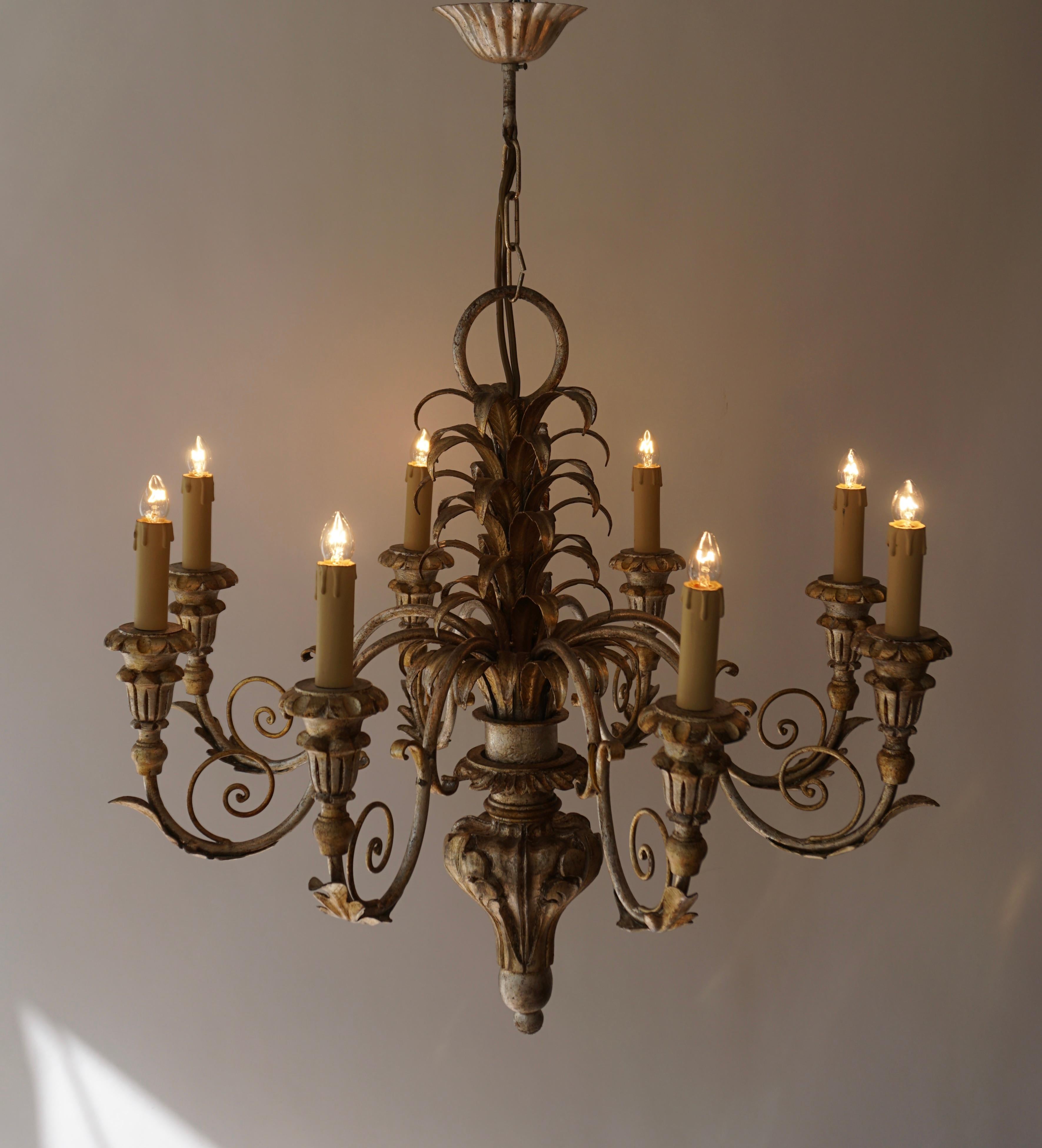 Pineapple Chandelier in Lacquered Wood and Gilt Brass, 1950s In Good Condition For Sale In Antwerp, BE