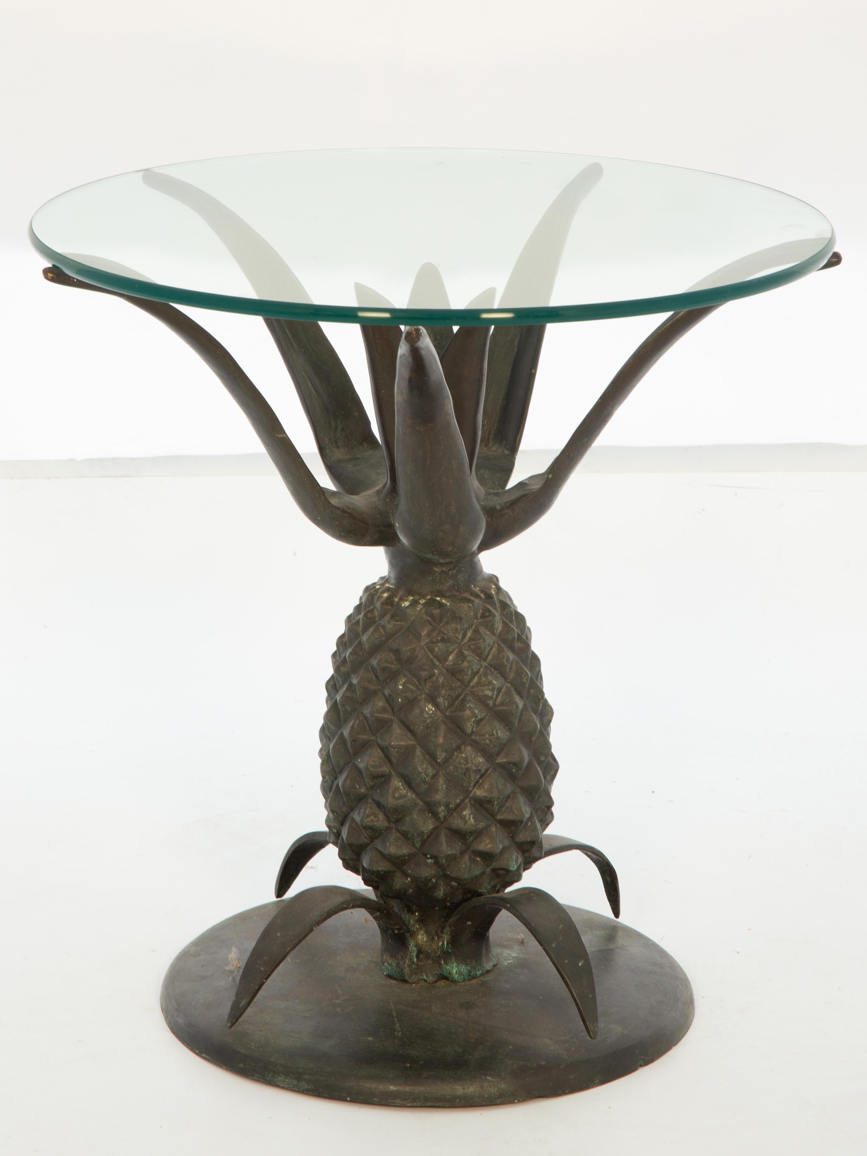 Table d'appoint avec plateau en verre, sur une base en bronze patiné en forme de grand ananas sur un pied rond. 

Stock ID : D4023