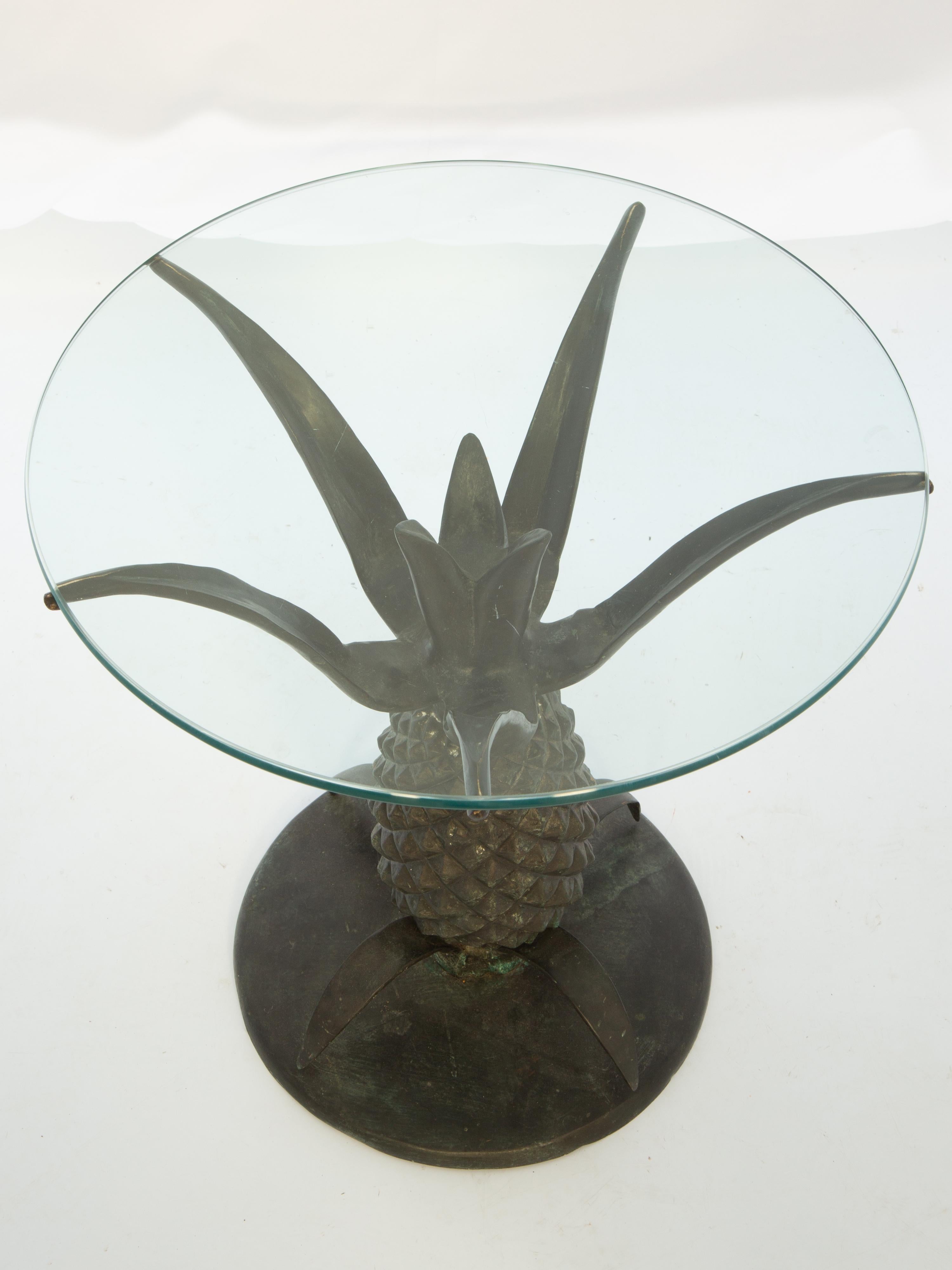 Patiné Table d'appoint ananas en bronze avec plateau rond en verre en vente