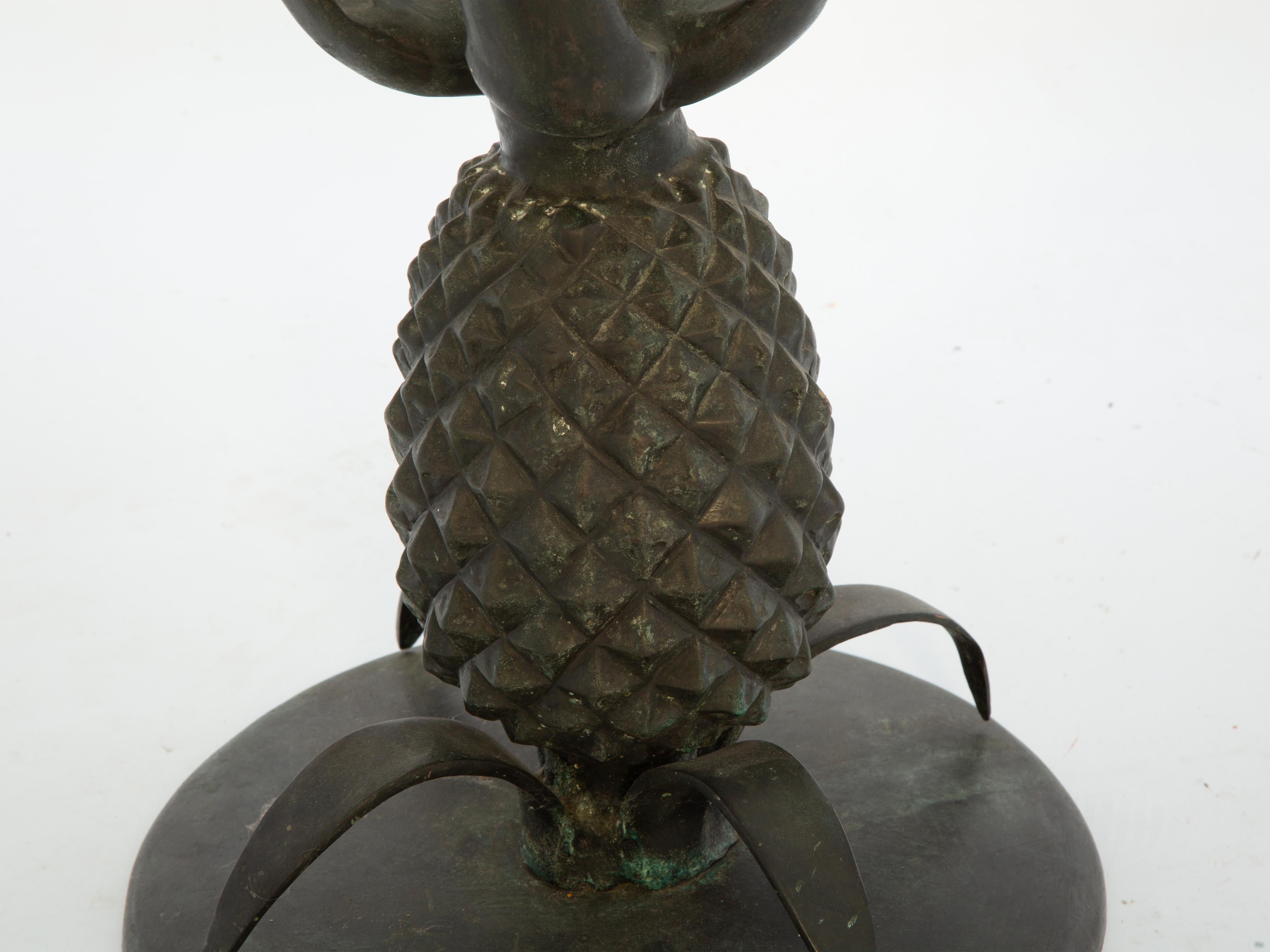 Table d'appoint ananas en bronze avec plateau rond en verre Bon état - En vente à West Palm Beach, FL