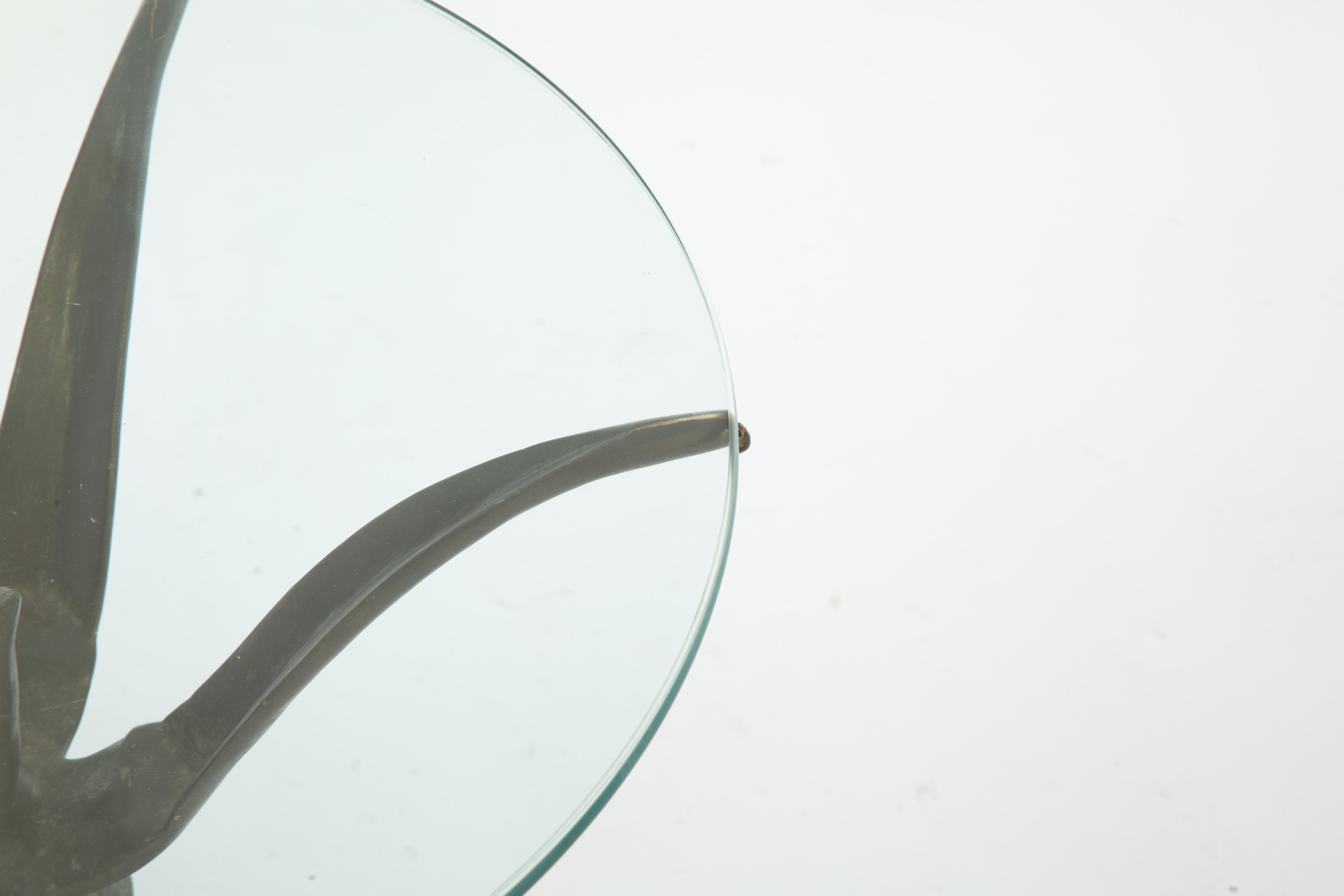 20ième siècle Table d'appoint ananas en bronze avec plateau rond en verre en vente