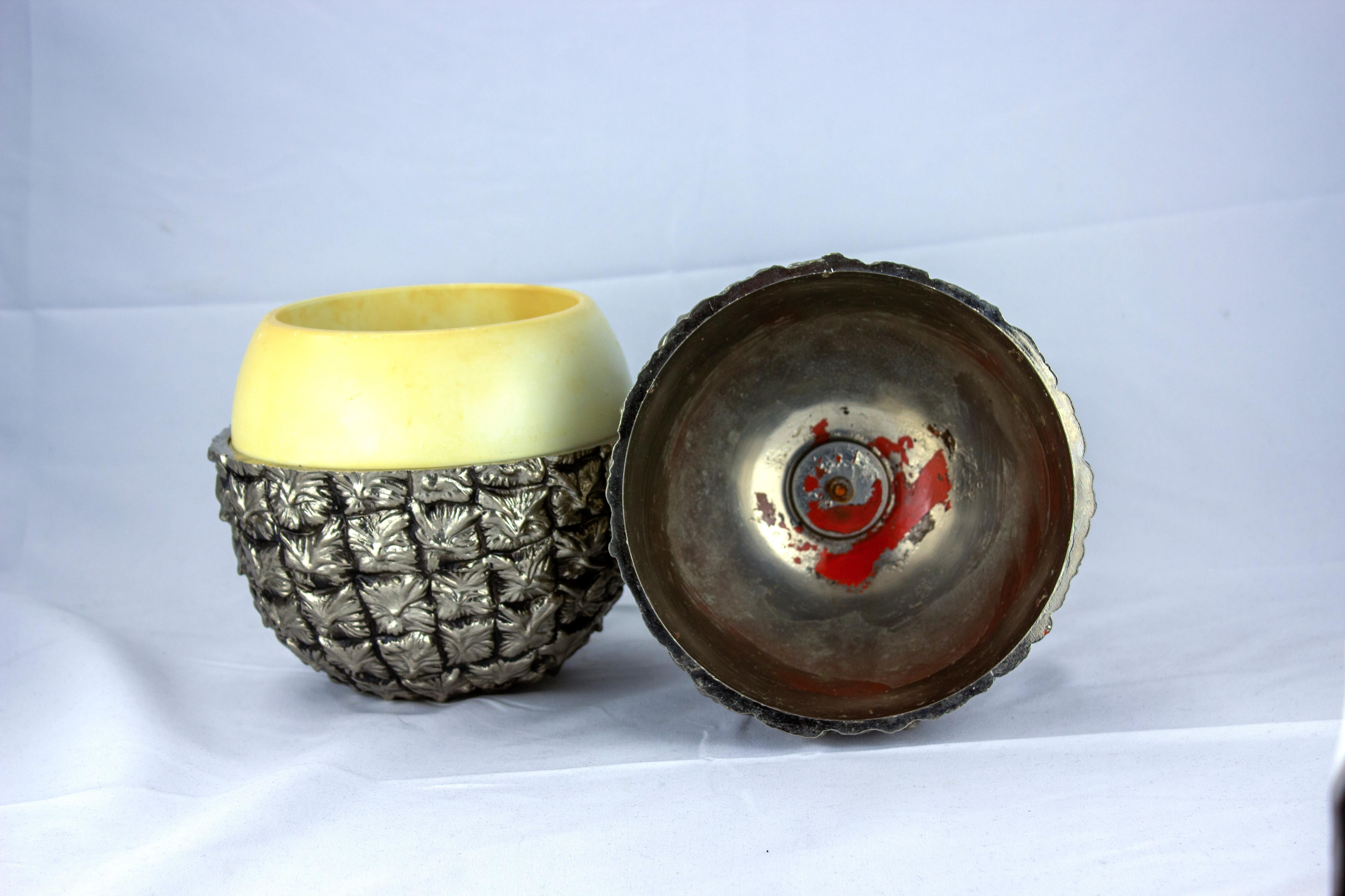 Gönnen Sie sich Luxus mit diesem exquisiten Ananas-Eiskübel, der von Hans Turnwald für Freddo Therm entworfen wurde. Dieser Eiskübel ist wirklich einzigartig und eignet sich perfekt, um Ihrer Bar einen Hauch von Raffinesse zu verleihen oder als