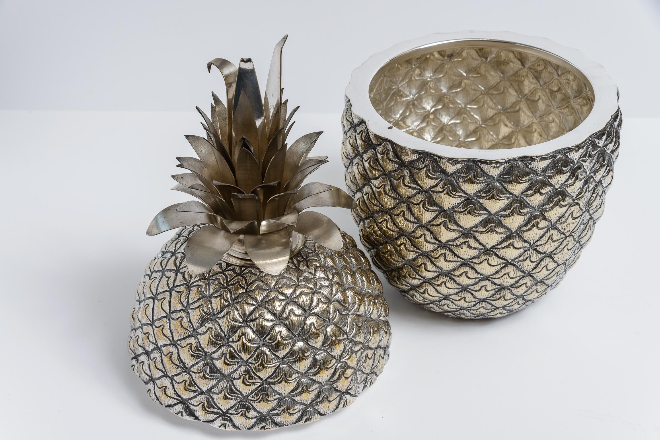 This a beautiful Pineapple Ice Bucket, Silver Plate Extra Large, from Portugal.
Very big, 20