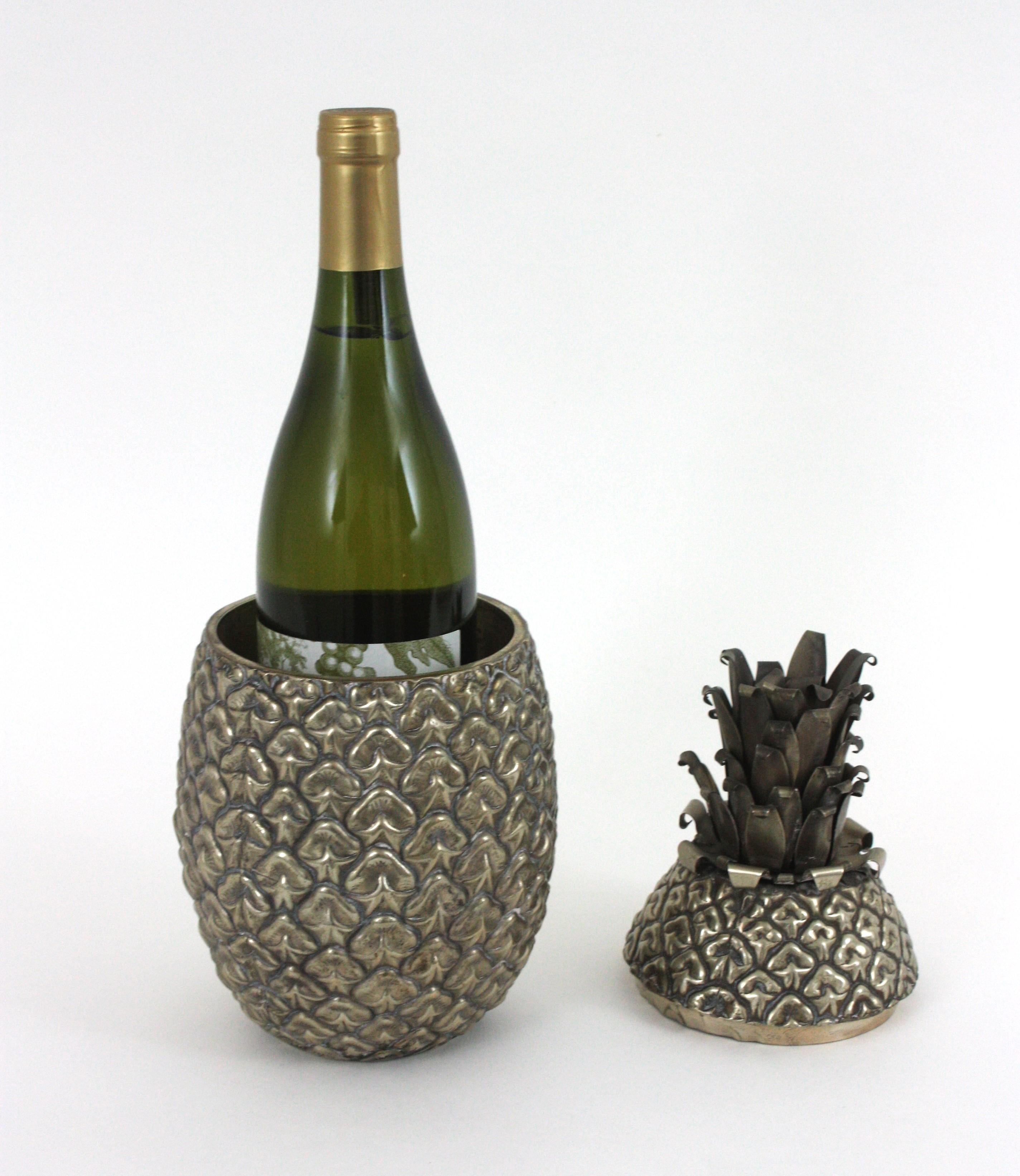 Cubitera de piña chapada en metal, años 50
____________________________________________________________
Una exquisita cubitera o enfriador de vino con forma de piña chapada en metal del Hollywood Regency.
Diseñado a la manera de Mauro Manetti y