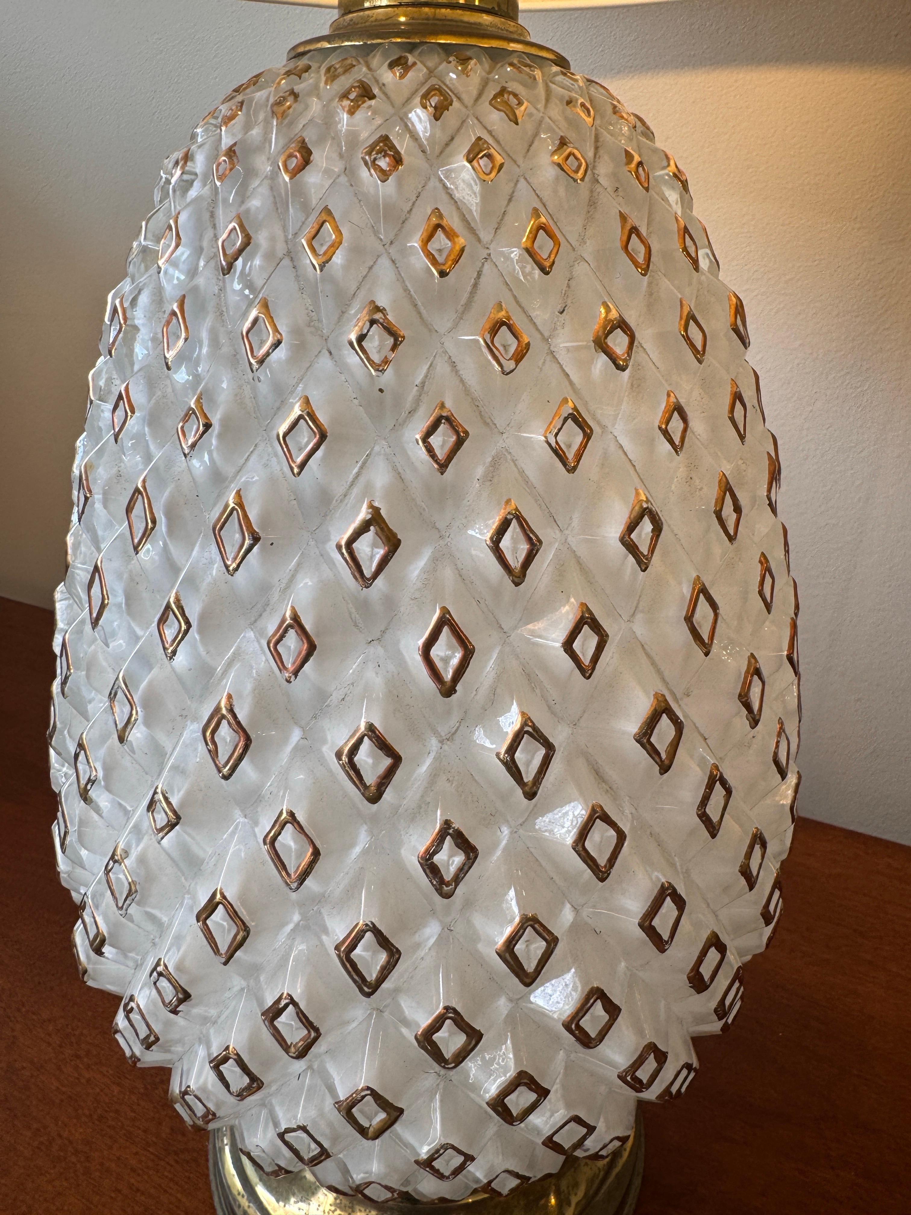 Lampe de table en verre de Murano soufflé à la main, en forme d'ananas, reposant sur une base en laiton. (sans abat-jour) 
C1960s Italie 
