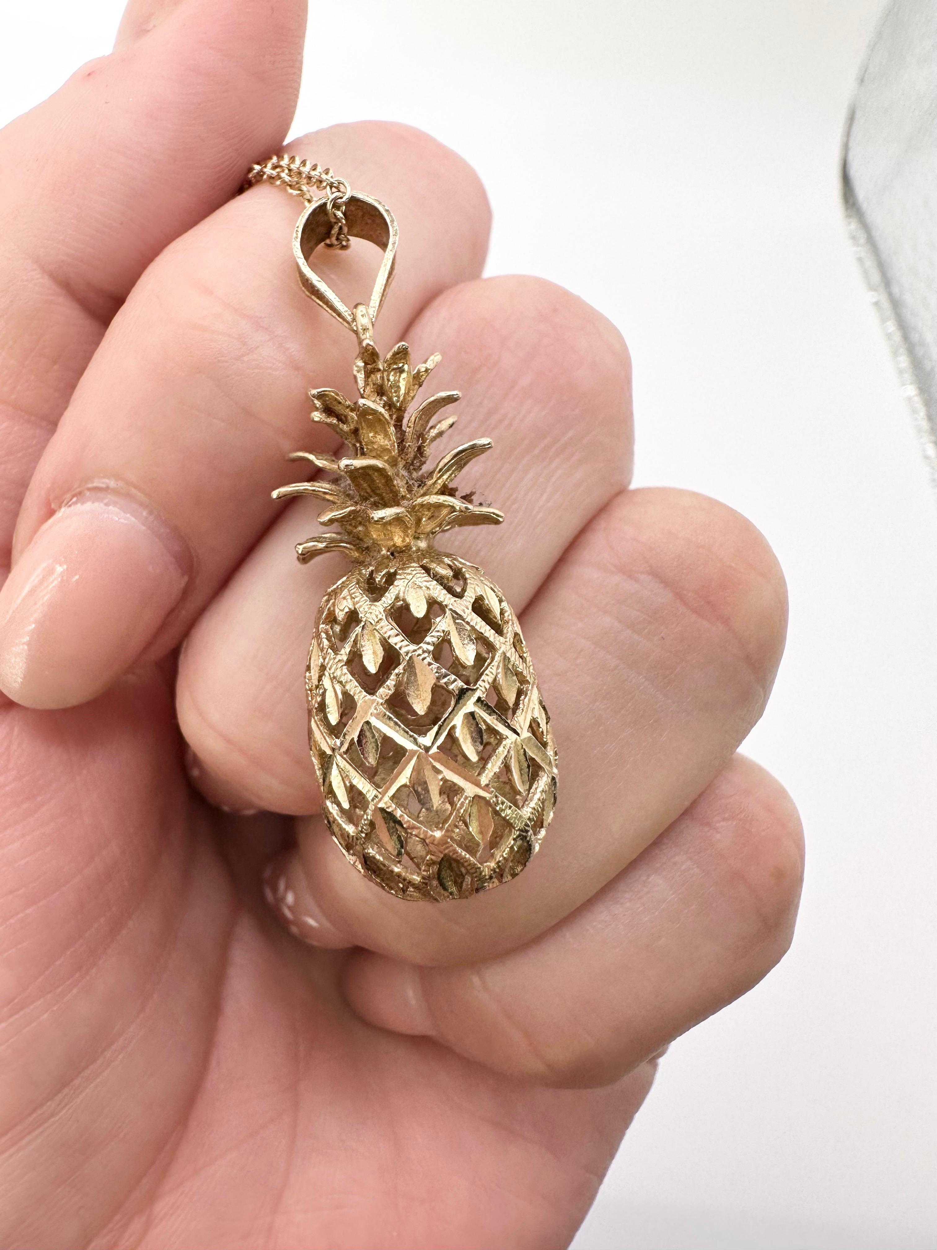 Pineapple pendant necklace in 14KT yellow gold, stunningly crafted with hand engraved details throughout.

GOLD: 14KT gold
Grams:5.56
size: 18 inches chain
Item#: 435-00041ATF

WHAT YOU GET AT STAMPAR JEWELERS:
Stampar Jewelers, located in the heart