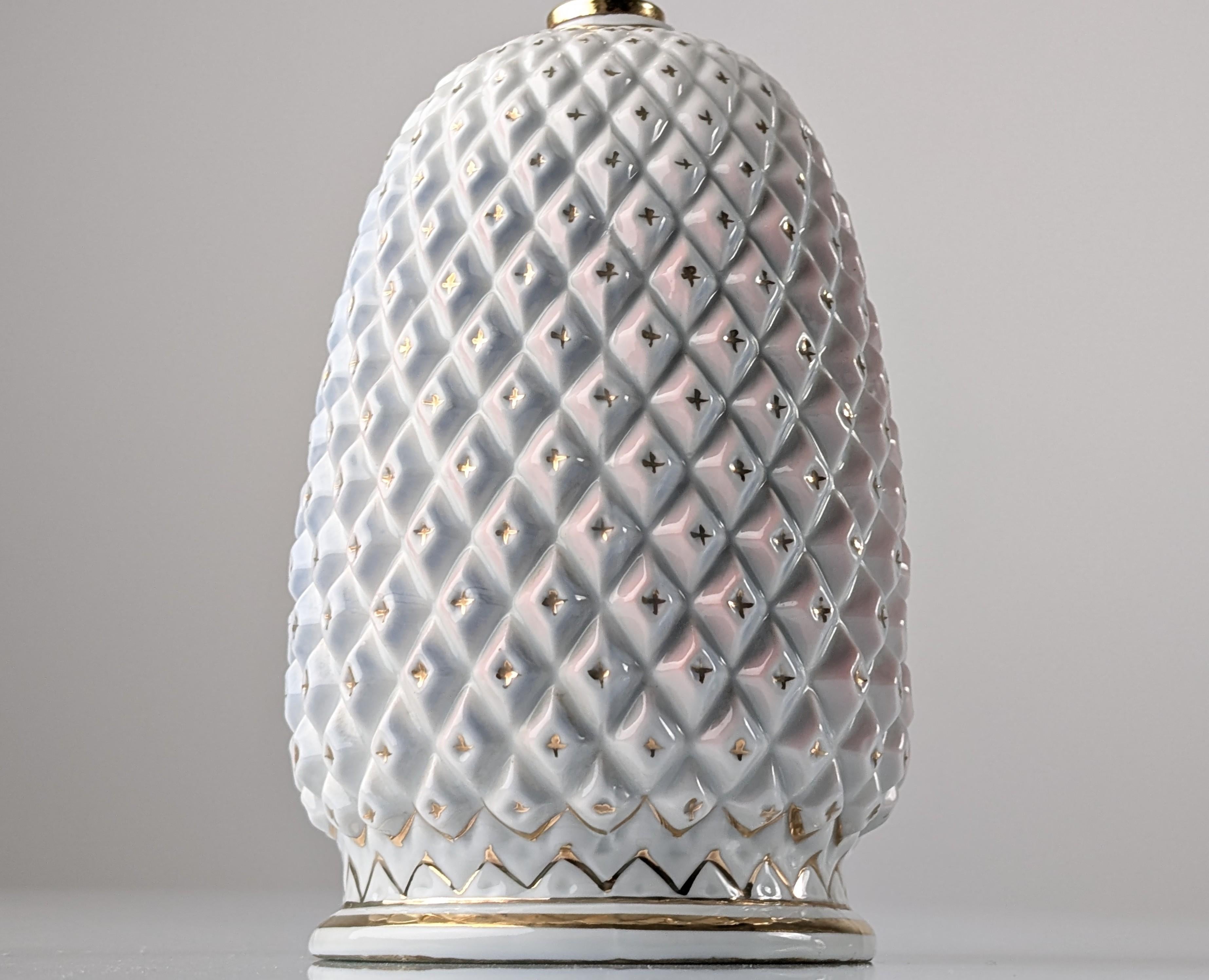 Lámpara de mesa de porcelana Piña con esmalte iridiscente y oro by Capodimonte Moderno de mediados de siglo en venta